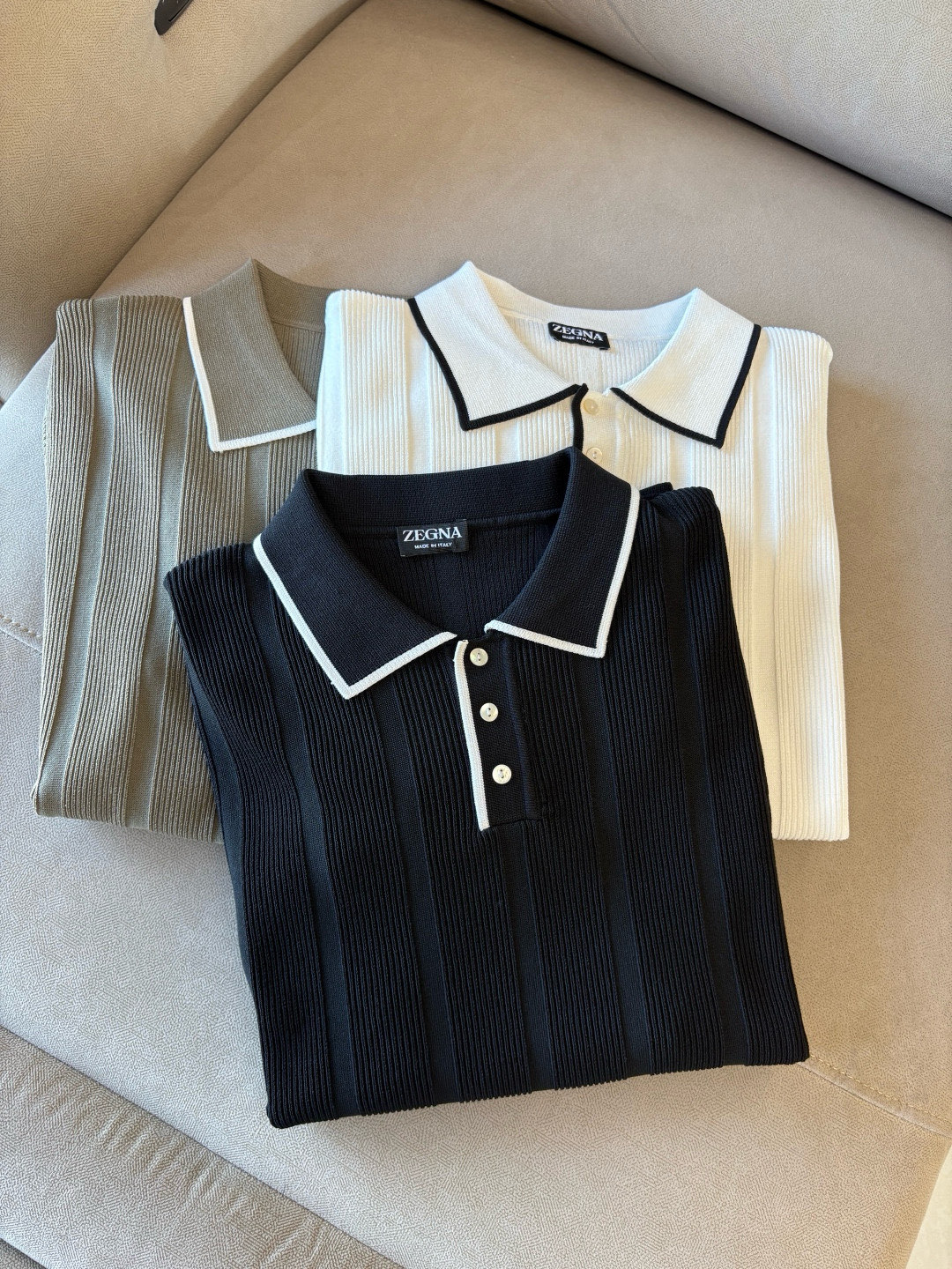 NO:458800,Z Family Time-consuming King' diamond jacquard design selects ultra-fine high-quality yarns with goat mulberry silk lapels short-sleeved men's collection 'Time-consuming King' round neck and elegant craftsmanship, which touches the skin with high-end style. Craftsmanship is based on diamond hollow jacquard. Three-dimensional diamond jacquard that takes several months to carve. The architectural aesthetic texture is weaved between warp and weft. The light and shadow penetrate, and the gestures show low-key luxury. The luxury material is natural cashmere mulberry silk. The ultra-fine high-quality yarn is integrated into the soft and glutinous skin-friendly of Inner Mongolia white velvet cashmere, and the smooth draping of mulberry silk is light and as light as nothing, but the luxury feels natural. It is wearing close to the body like a cloud. Classic lattice lapel short-sleeved design Simple lapel outlines neat lines, and short-sleeved tailoring is suitable for multiple scenes - the layered suits during business meetings show elegance, casual wear reveals gentleman's taste, and the collection style will never fade.  The testimony of the highest quality of details. Precision cutting ensures that the seams are flat and the bone position is reinforced and not deformed. The neckline threads have been washed and tested, and they are still as crisp as new as they are worn for a long time. Every detail is a testimony of 'time-consuming'. 1. M-3XL, T-shirt, business suit, alexander wang19860909Z家耗时王”菱形提花设计甄选超细优质纱线含山羊桑蚕丝翻领短袖男士典藏款「耗时王」圆领奢雅工艺,触肤即高阶. 匠心底蕴菱形镂空提花 耗时数月雕琢的立体菱形提花,经纬间织就建筑美学肌理,光影穿透时显隐交错,举手投足尽展低调奢华. 奢材天成山羊绒桑蚕丝 甄选超细优质纱线,融合内蒙古白绒山羊绒的软糯亲肤,与桑蚕丝的柔滑垂坠,轻若无物却奢感天成,贴身穿着如云端轻抚. 经典型格翻领短袖设计 简约翻领勾勒利落线条,短袖剪裁适配多场景——商务会晤时叠搭西装显儒雅,休闲时光单穿流露绅士品味,典藏款型永不褪色. 细节至臻品质见证 精密车工确保接缝平整,骨位加固耐穿不变形；领口螺纹经水洗测试,久穿仍挺括如新,每一处细节皆为「耗时」证言. 一 码数M-3XL,,T-shirt,business suit,alexander wang,Men's clothing