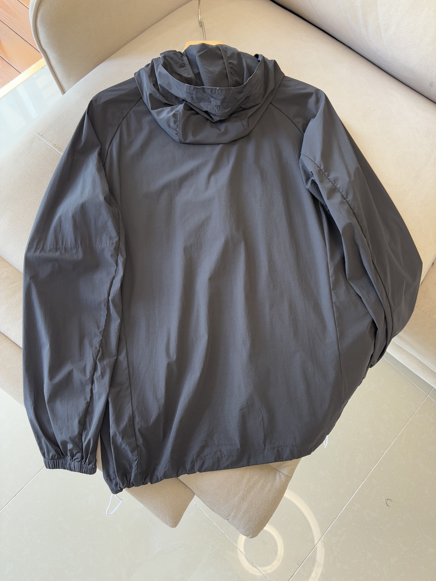 始祖鸟 官网同款防晒轻薄风壳防晒衣皮肤衣 炎热而多变的天气冒险活动时穿着。squamish连采用tyon