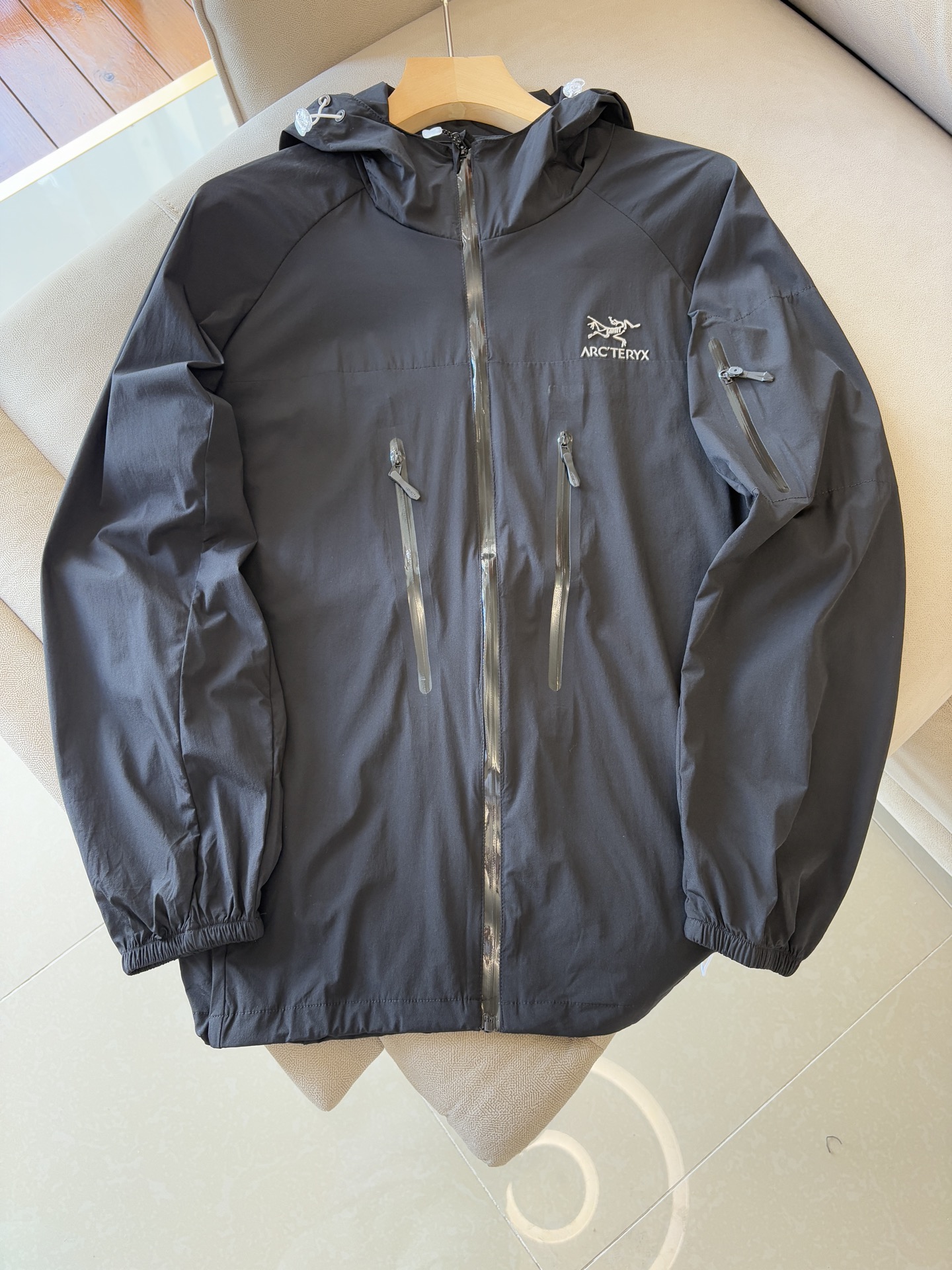 始祖鸟 官网同款防晒轻薄风壳防晒衣皮肤衣 炎热而多变的天气冒险活动时穿着。squamish连采用tyon