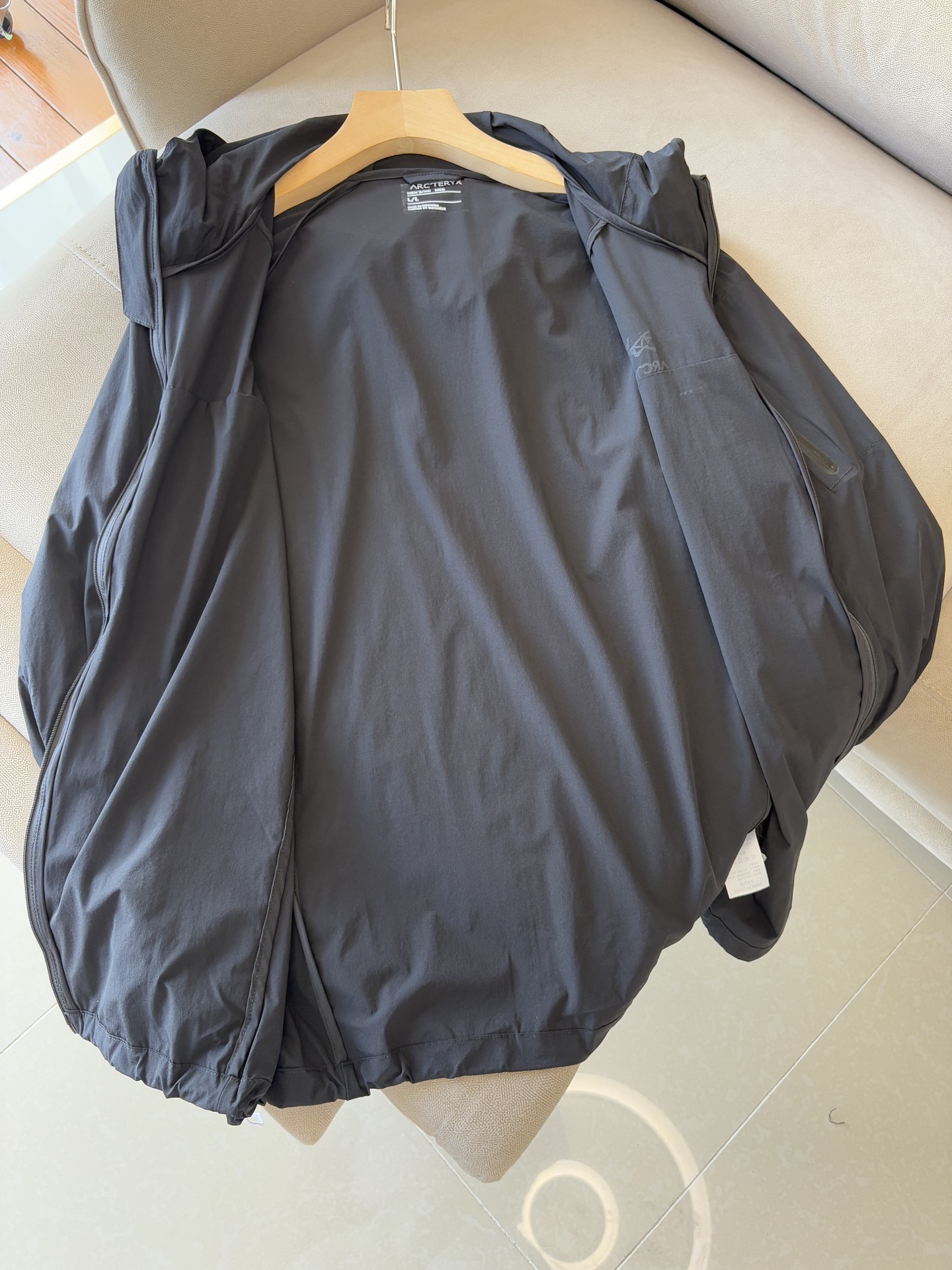 始祖鸟 官网同款防晒轻薄风壳防晒衣皮肤衣 炎热而多变的天气冒险活动时穿着。squamish连采用tyon