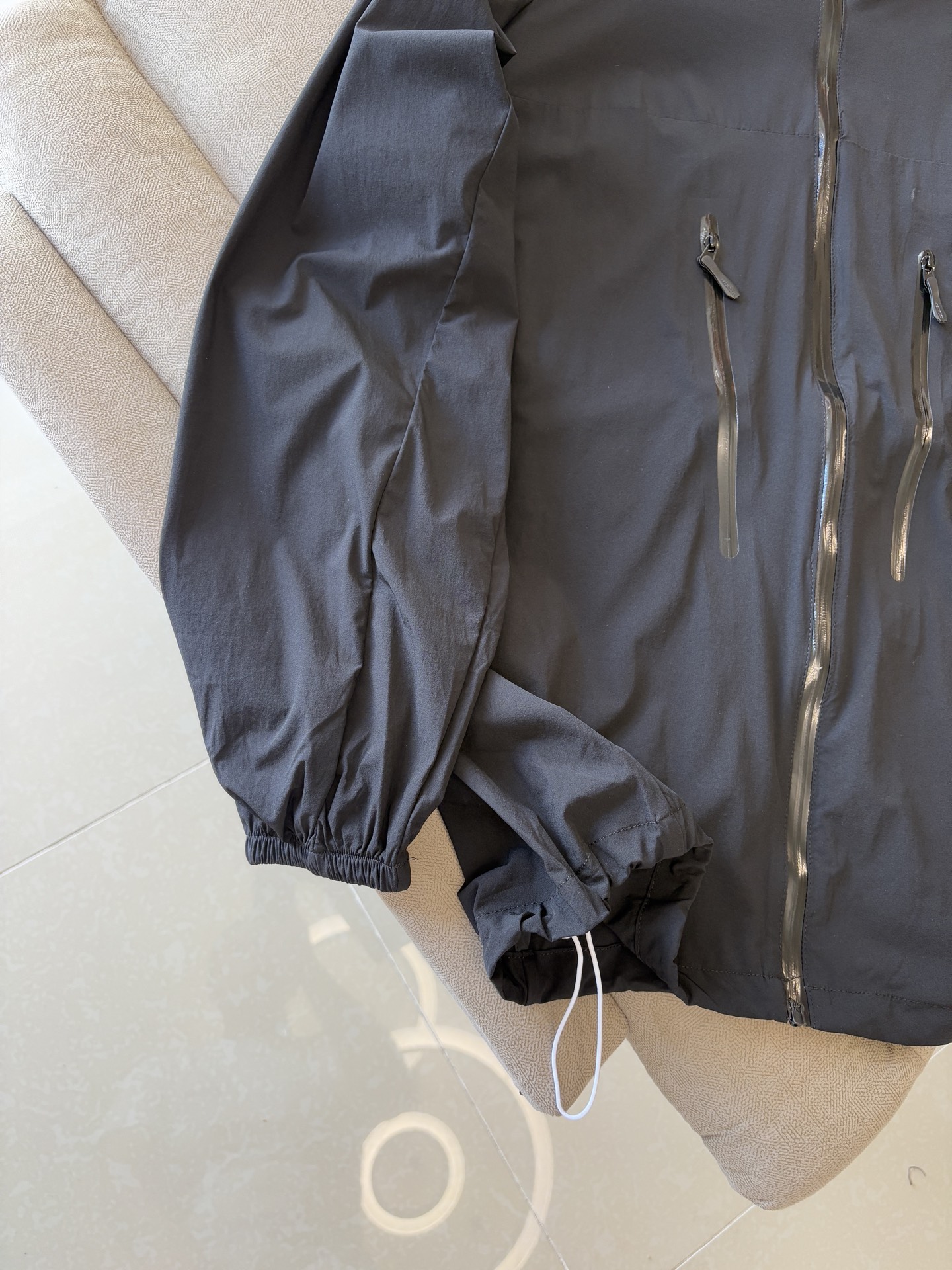 始祖鸟 官网同款防晒轻薄风壳防晒衣皮肤衣 炎热而多变的天气冒险活动时穿着。squamish连采用tyon