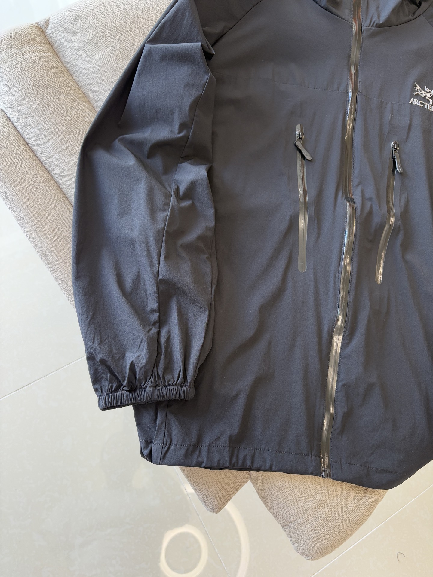 始祖鸟 官网同款防晒轻薄风壳防晒衣皮肤衣 炎热而多变的天气冒险活动时穿着。squamish连采用tyon