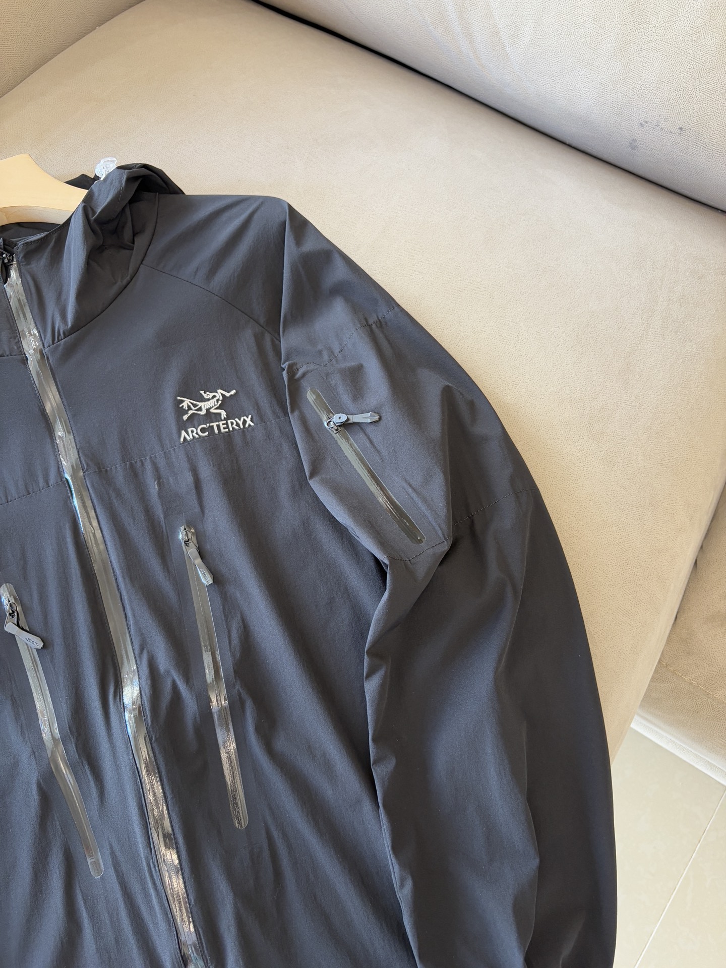 始祖鸟 官网同款防晒轻薄风壳防晒衣皮肤衣 炎热而多变的天气冒险活动时穿着。squamish连采用tyon