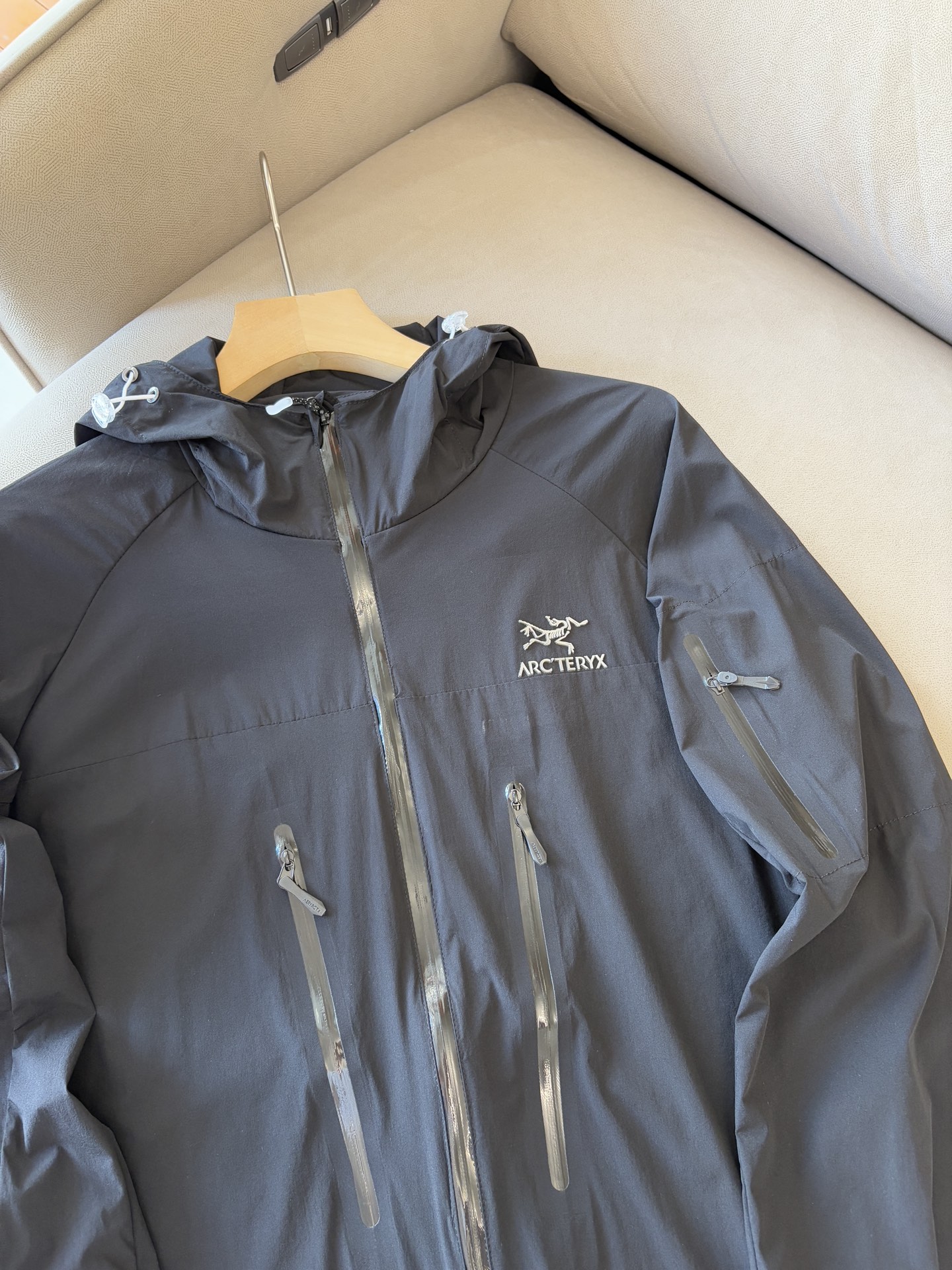 始祖鸟 官网同款防晒轻薄风壳防晒衣皮肤衣 炎热而多变的天气冒险活动时穿着。squamish连采用tyon