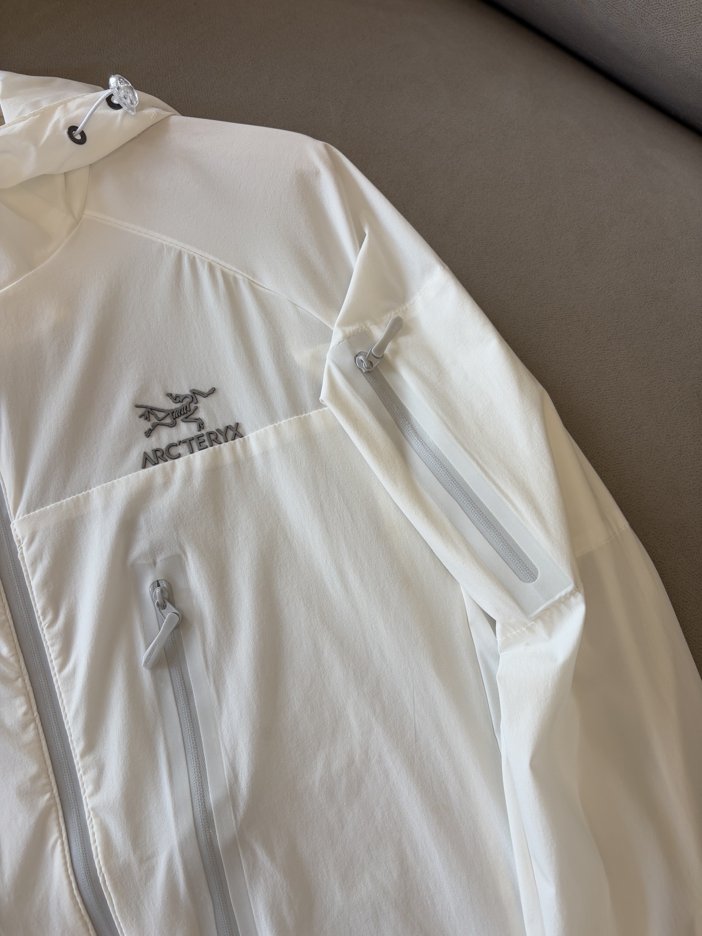 始祖鸟 官网同款防晒轻薄风壳防晒衣皮肤衣 炎热而多变的天气冒险活动时穿着。squamish连采用tyon