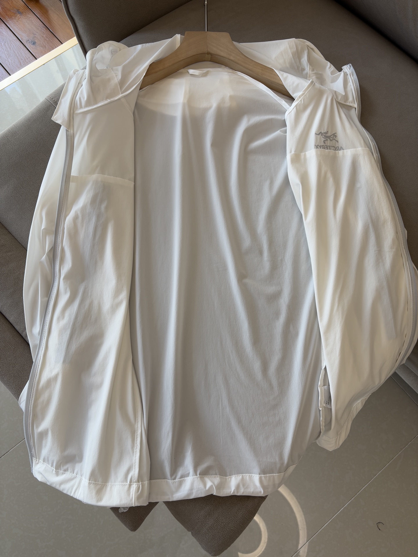 始祖鸟 官网同款防晒轻薄风壳防晒衣皮肤衣 炎热而多变的天气冒险活动时穿着。squamish连采用tyon