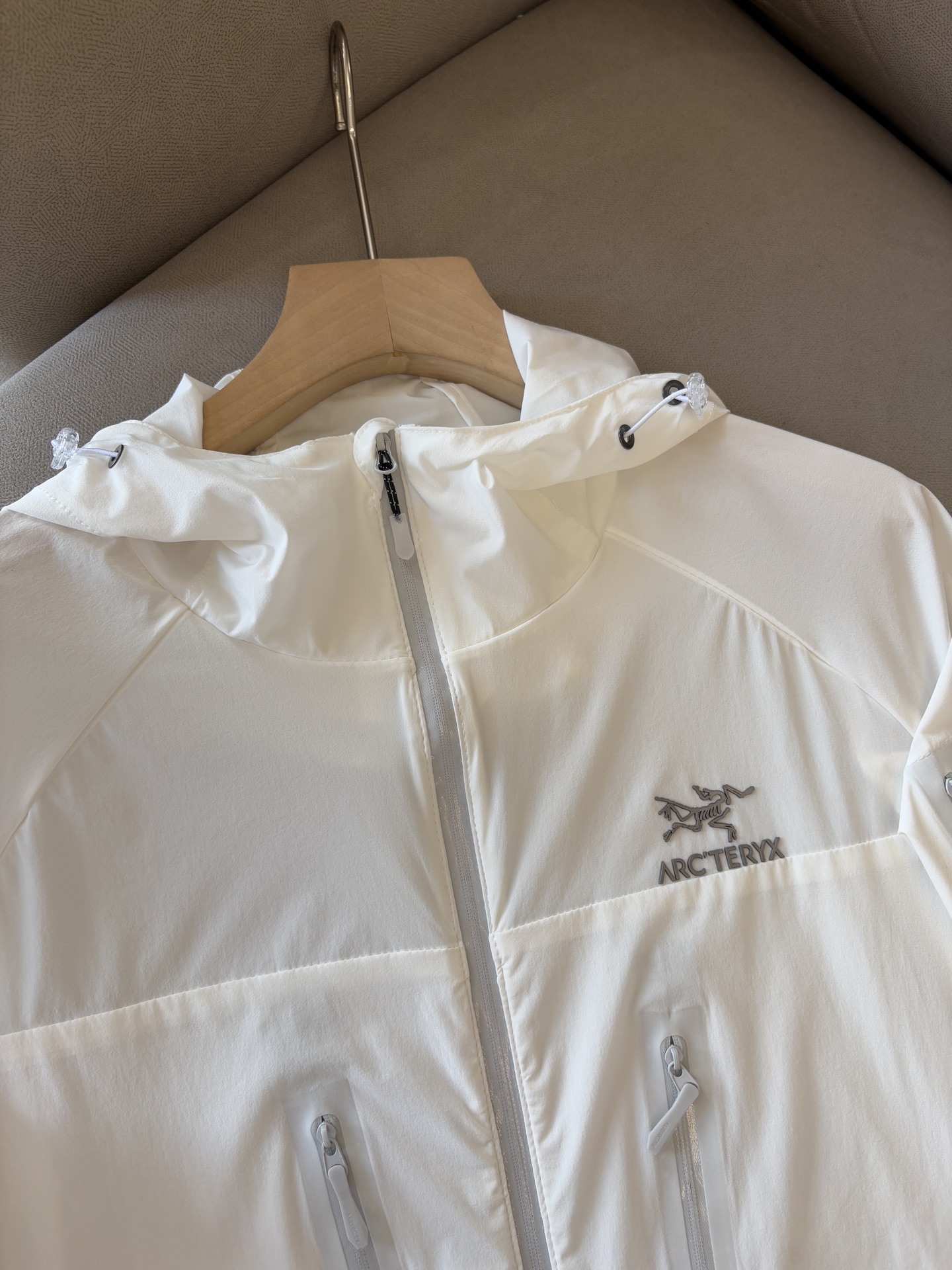 始祖鸟 官网同款防晒轻薄风壳防晒衣皮肤衣 炎热而多变的天气冒险活动时穿着。squamish连采用tyon