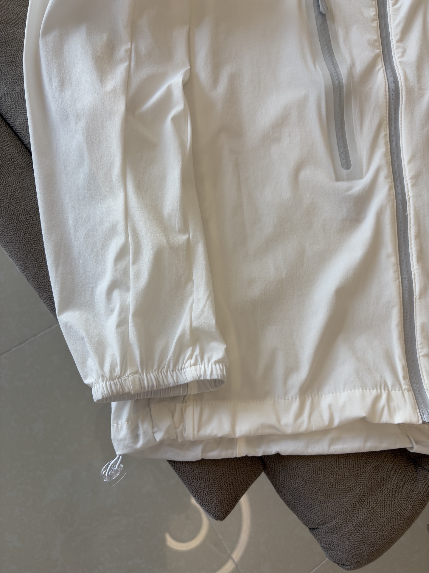 始祖鸟 官网同款防晒轻薄风壳防晒衣皮肤衣 炎热而多变的天气冒险活动时穿着。squamish连采用tyon