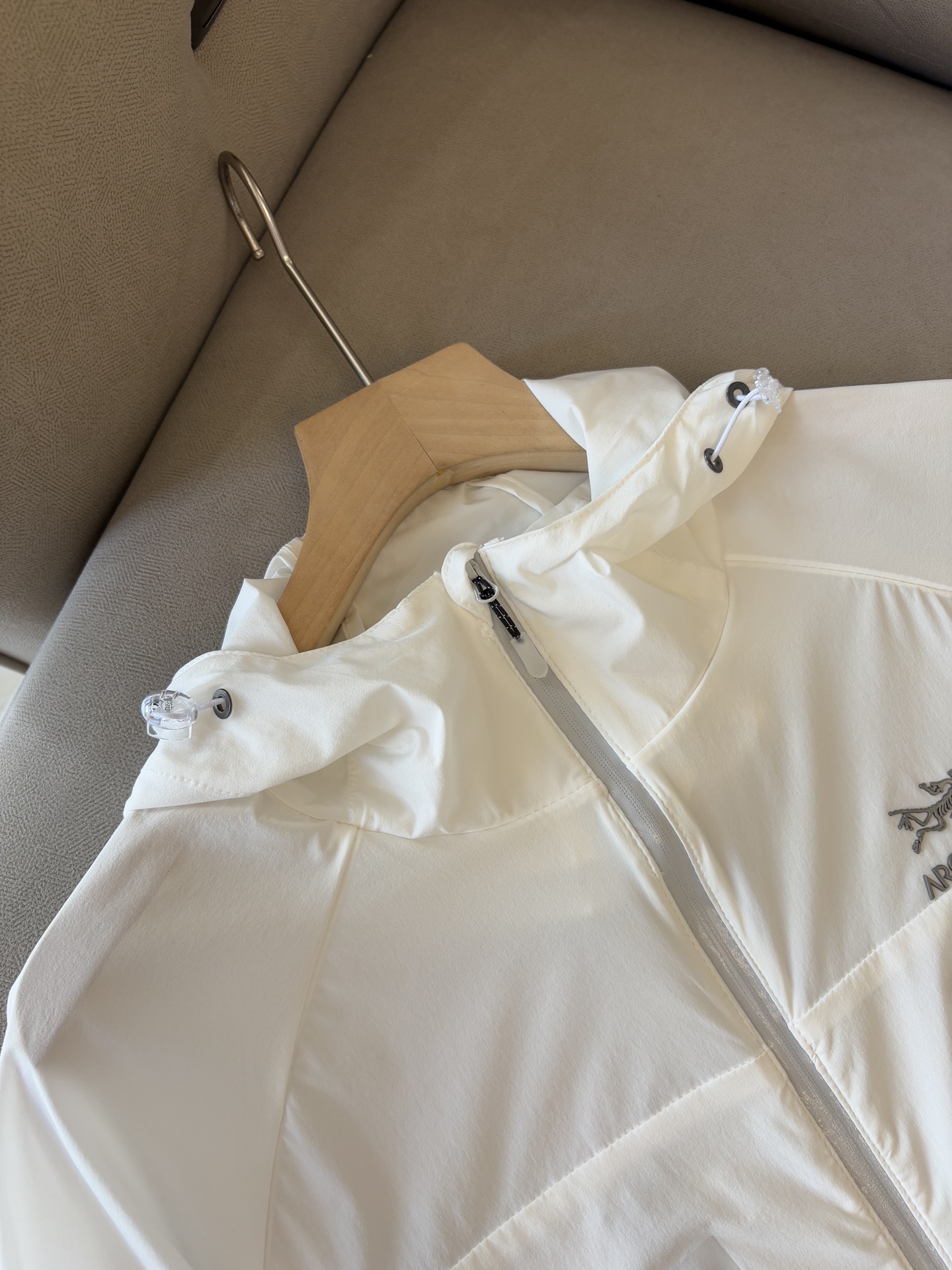 始祖鸟 官网同款防晒轻薄风壳防晒衣皮肤衣 炎热而多变的天气冒险活动时穿着。squamish连采用tyon