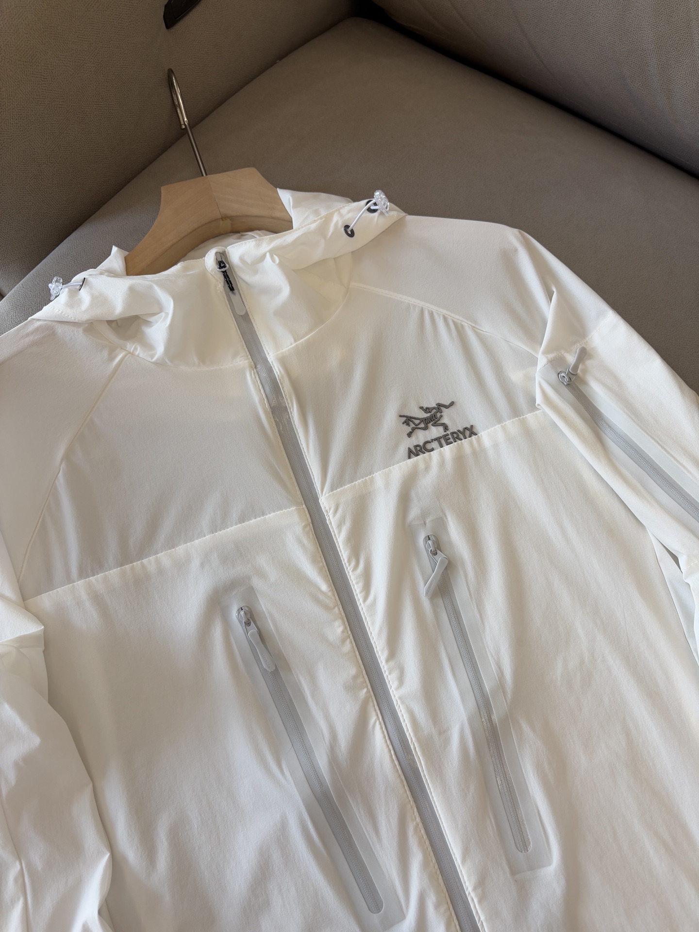 始祖鸟 官网同款防晒轻薄风壳防晒衣皮肤衣 炎热而多变的天气冒险活动时穿着。squamish连采用tyon