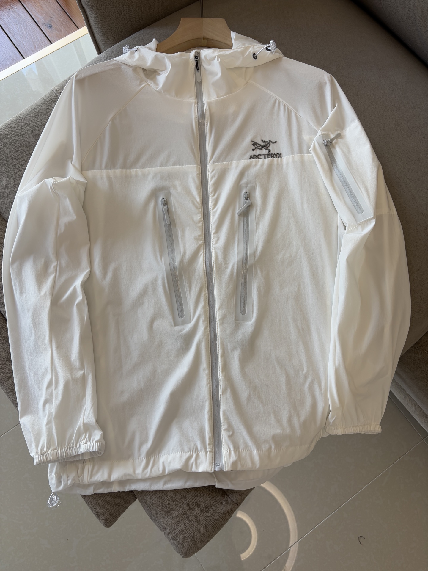 NO:467511,Archaeopteryx official website, the same sun protection and light wind shell sun protection clothing, worn during hot and changing weather adventure activities. Squamish uses tyonotm 3.0 nylon highly windproof fabric. Although it is thin but very strong, it has an ultra-light minimalist structure model. Sun protection index 50+ certified model!  High-end quality is invincible!  Thin function small skin clothing sun protection clothing!  The same style of men and women can be matched with couple outfits!  L-3XL, arc'teryx,alexander wang19860909始祖鸟 官网同款防晒轻薄风壳防晒衣皮肤衣 炎热而多变的天气冒险活动时穿着.squamish连采用tyonotm 3.0 尼龙高度防风面料 虽轻薄但强度很大,具有超轻的极简结构款号 防晒指数50+认证款！高端品质无敌！ 机能薄型小皮肤衣防晒衣！ 男女同款可配情侣装！L-3XL,arc'teryx,alexander wang,Men's clothing