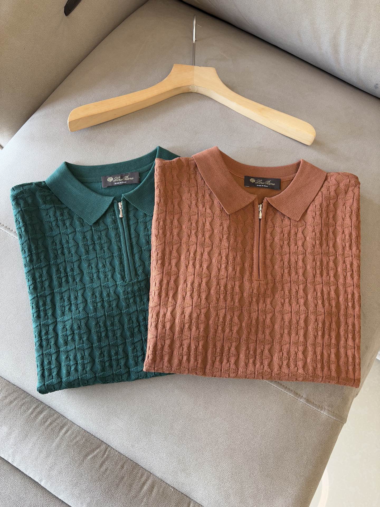 NO:454590,Time-consuming King' diamond jacquard design selects ultra-fine high-quality yarn lapel short-sleeved men's collection 'Time-consuming King' round neck and elegant craftsmanship, which touches the skin with high-end style. The ingenuity of diamond hollow jacquard is a three-dimensional diamond jacquard that takes months to carve. The architectural aesthetic texture is weaved between warp and weft. The light and shadow penetrate through, and the gestures show low-key luxury. Classic grid lapel short-sleeved design Simple lapel outlines neat lines, and short-sleeved tailoring is suitable for multiple scenes - the layered suit during business meetings shows elegance, casual wear reveals gentleman's taste, and the collection style never fades. The ultimate quality testimony of details Precision turning ensures that the seams are flat, the bone position is reinforced and durable without deformation; the neckline threads have been washed and tested, and they are still as crisp as new as they wear for a long time, and every detail is a testimony of 'time-consuming'.  Code number M-3XL001, T-shirt, business suit, alexander wang19860909耗时王”菱形提花设计甄选超细优质纱线翻领短袖男士典藏款「耗时王」圆领奢雅工艺,触肤即高阶. 匠心底蕴菱形镂空提花 耗时数月雕琢的立体菱形提花,经纬间织就建筑美学肌理,光影穿透时显隐交错,举手投足尽展低调奢华. 经典型格翻领短袖设计 简约翻领勾勒利落线条,短袖剪裁适配多场景——商务会晤时叠搭西装显儒雅,休闲时光单穿流露绅士品味,典藏款型永不褪色. 细节至臻品质见证 精密车工确保接缝平整,骨位加固耐穿不变形；领口螺纹经水洗测试,久穿仍挺括如新,每一处细节皆为「耗时」证言. 码数M-3XL001,,T-shirt,business suit,alexander wang,Men's clothing