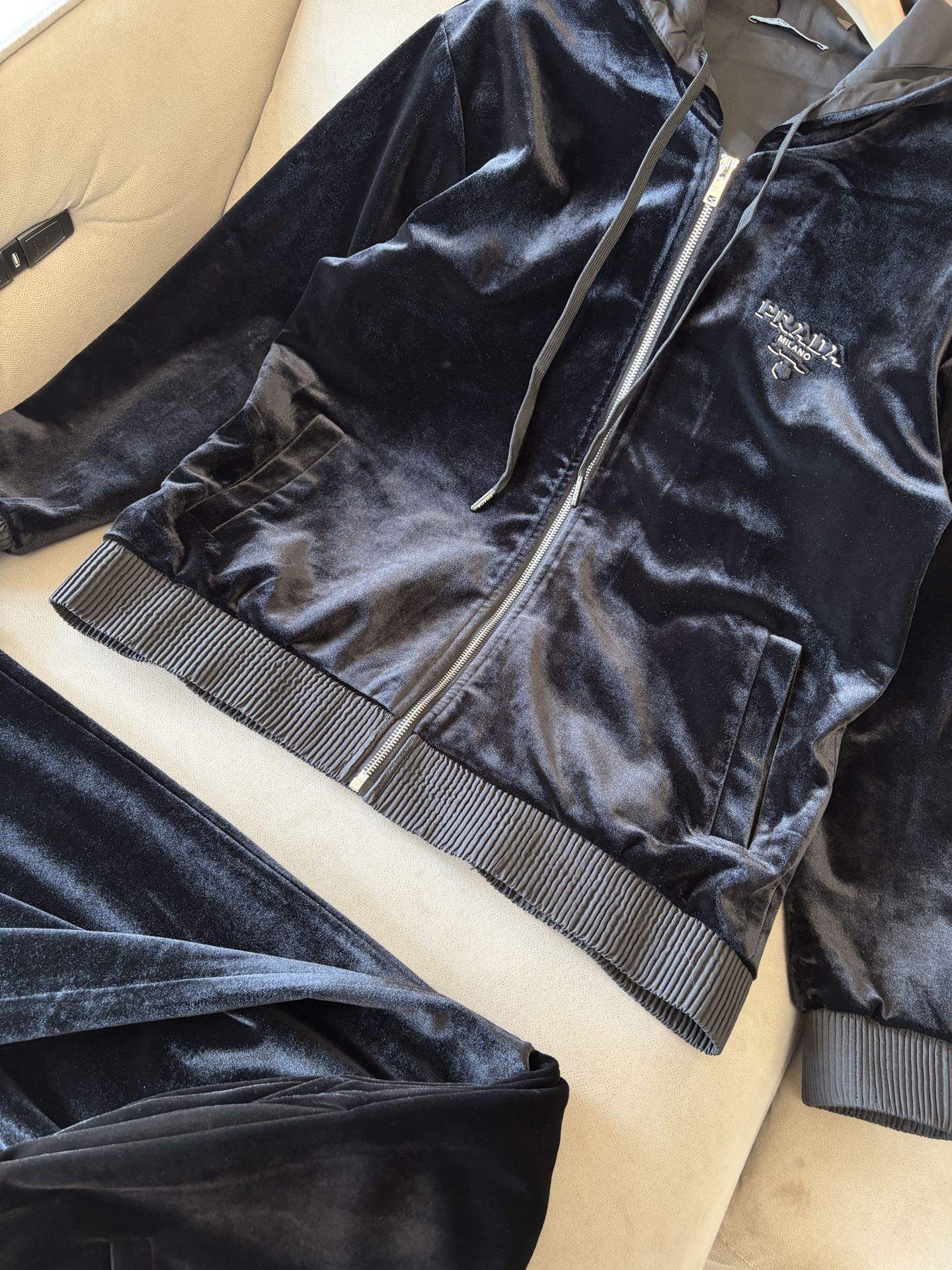 重磅推荐 男士套装 简约百搭款，不挑人穿，腰部松紧抽绳设计 出口订单标准，所有细节处理都非常到位；采用特