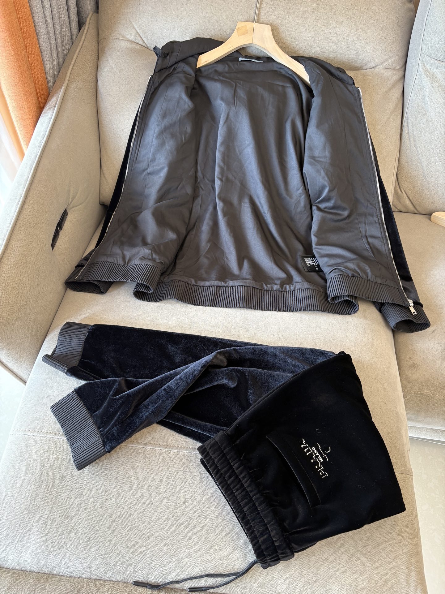 重磅推荐 男士套装 简约百搭款，不挑人穿，腰部松紧抽绳设计 出口订单标准，所有细节处理都非常到位；采用特