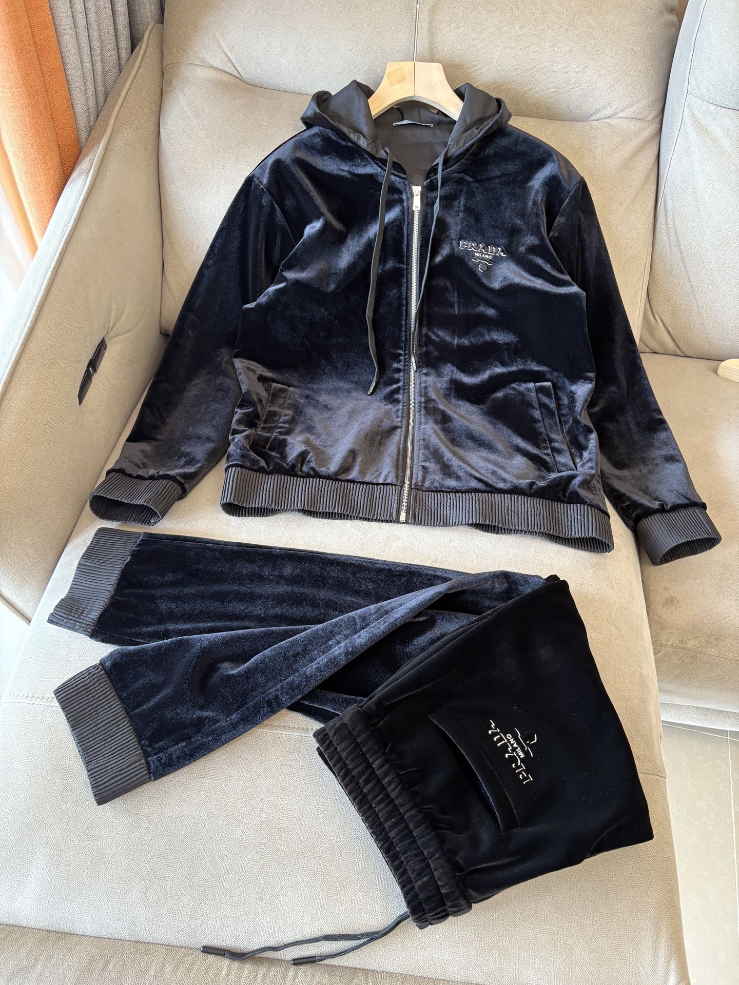 NO:531205,Heavy recommendation Men's suit Simple and versatile, not picky for people to wear, waist elastic drawstring design Export order standard, all details are handled in place; special 3D three-dimensional surround cutting technology, which has both the velvet texture of wool and the skin-friendly and comfortable feeling of hoodies, soft and glutinous feel, without losing backbone, good wear stretchability, good warmth, delicate texture, very high density, long-lasting wear, no fading and no deformation after washing M-3XL,,alexander wang19860909重磅推荐 男士套装 简约百搭款,不挑人穿,腰部松紧抽绳设计 出口订单标准,所有细节处理都非常到位；采用特殊3D立体环绕裁剪工艺 ,既有羊毛的绒绒质感,又有卫裤的亲肤舒适感,手感软糯,而又不失骨干,穿着舒展性好,保暖性好,纹理细腻精致,密度非常得高,久穿久洗不褪色不变形 M-3XL,,alexander wang,Men's clothing