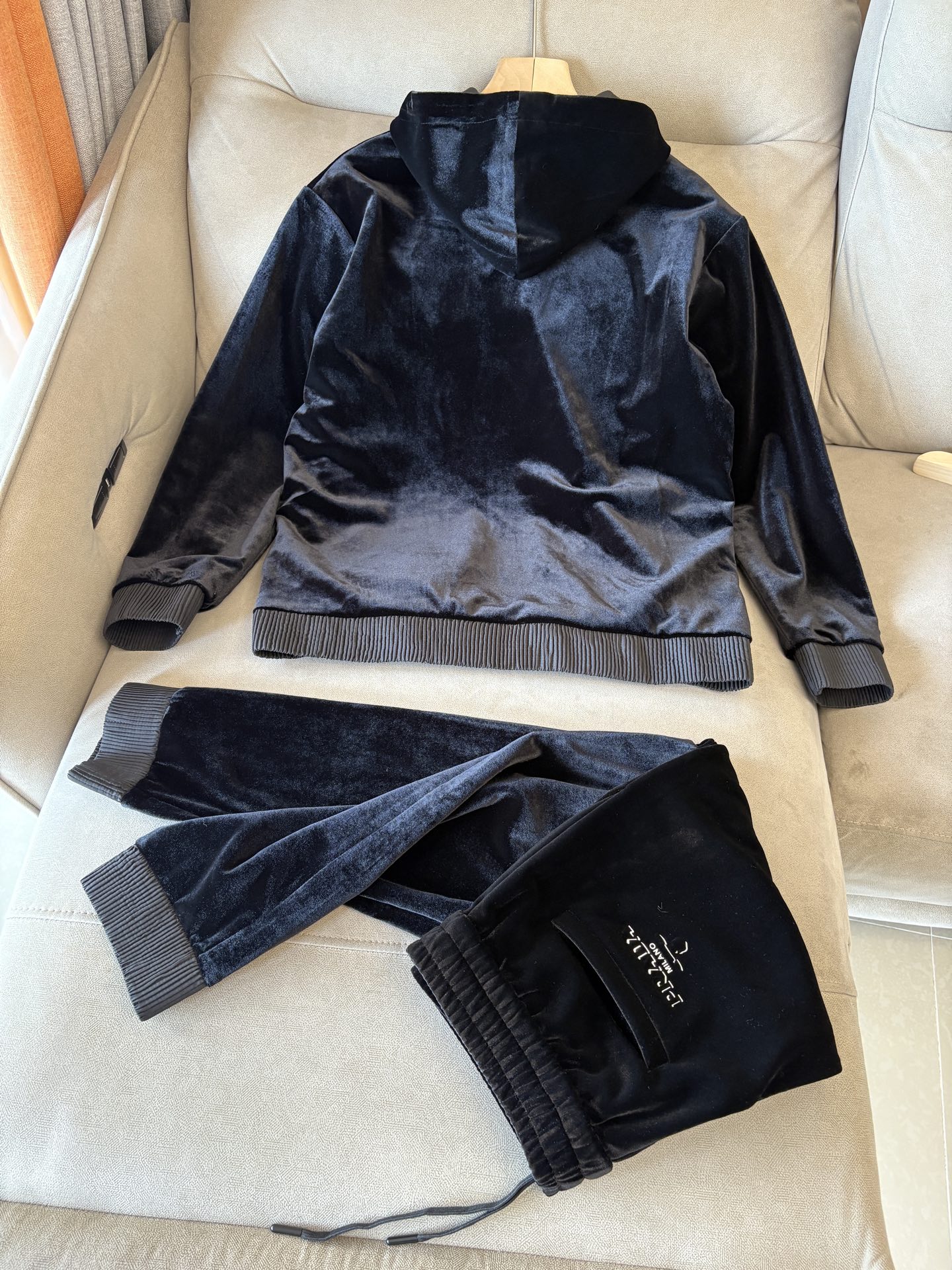 重磅推荐 男士套装 简约百搭款，不挑人穿，腰部松紧抽绳设计 出口订单标准，所有细节处理都非常到位；采用特