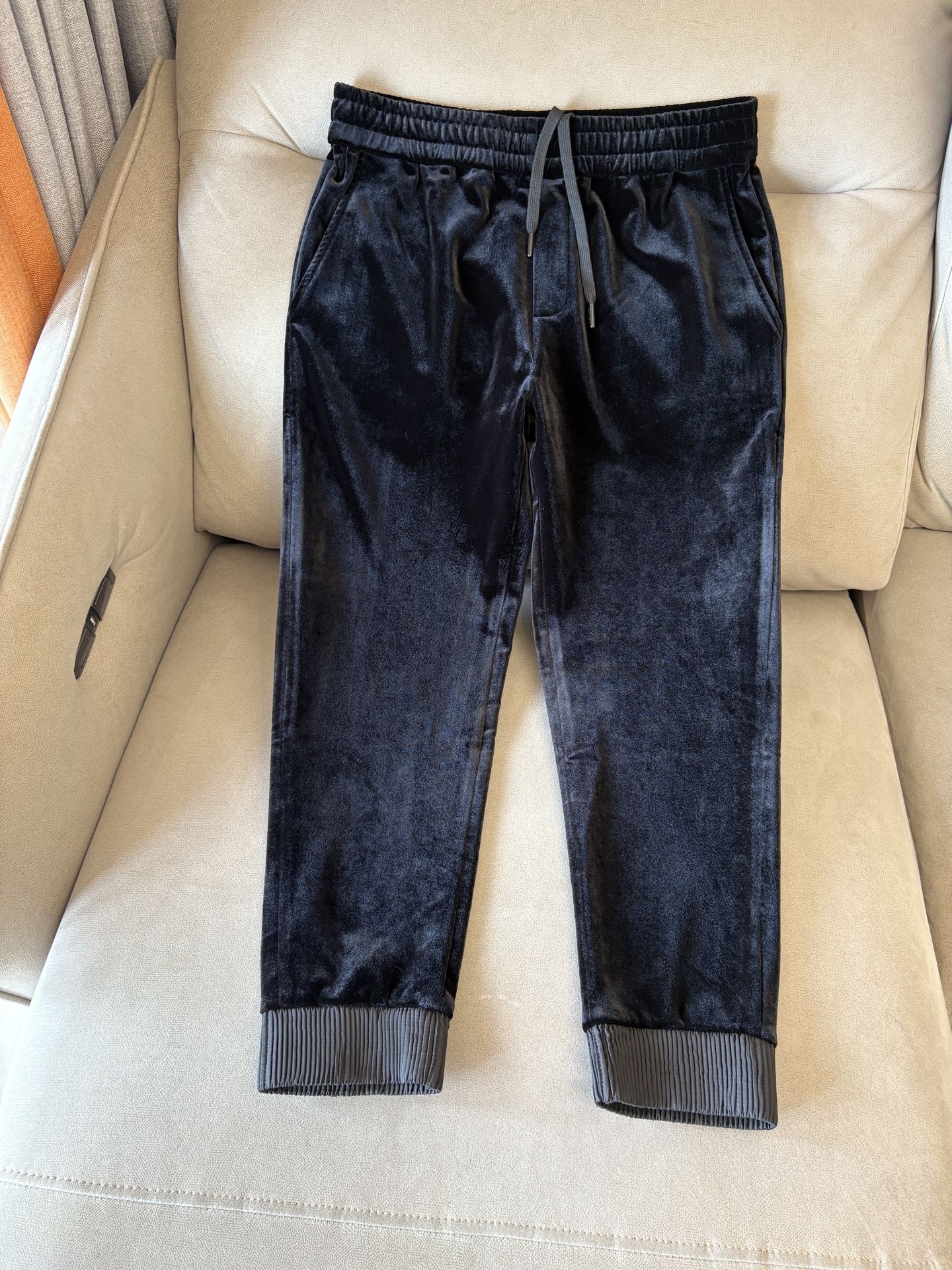 重磅推荐 男士套装 简约百搭款，不挑人穿，腰部松紧抽绳设计 出口订单标准，所有细节处理都非常到位；采用特