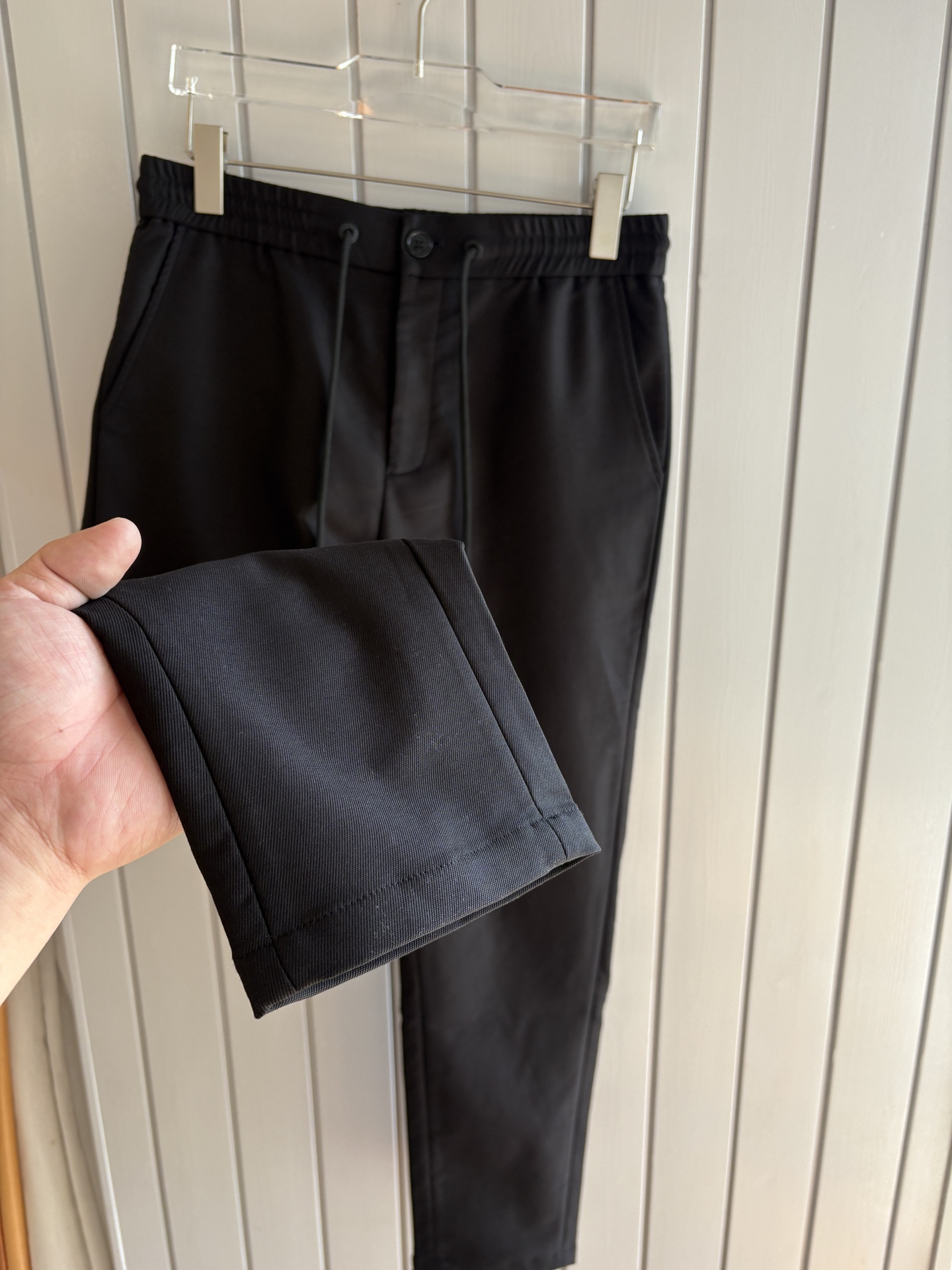 外贸易公司订单 男士休闲裤 标准的修身直筒版型 手感柔滑~却又不失挺括的钢韧质感！！贴身穿着非常的清爽、