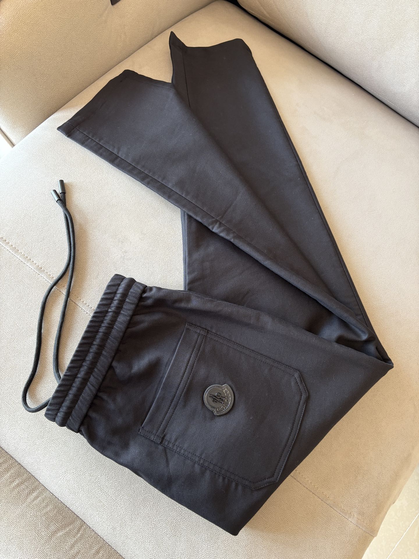 外贸易公司订单 男士休闲裤 标准的修身直筒版型 手感柔滑~却又不失挺括的钢韧质感！！贴身穿着非常的清爽、