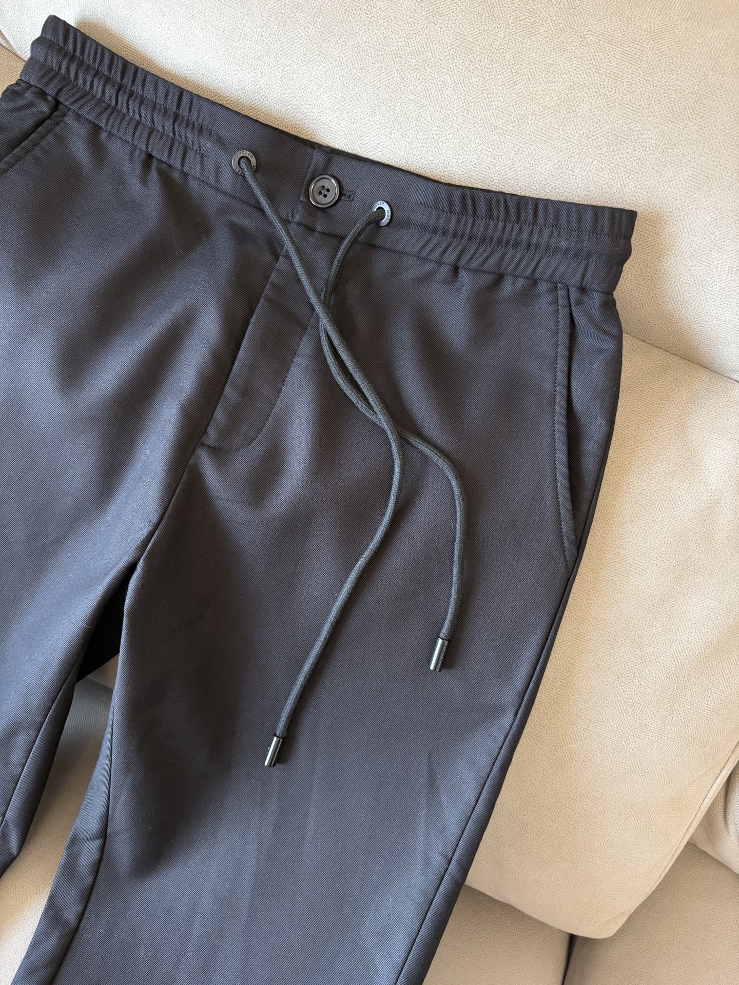 外贸易公司订单 男士休闲裤 标准的修身直筒版型 手感柔滑~却又不失挺括的钢韧质感！！贴身穿着非常的清爽、