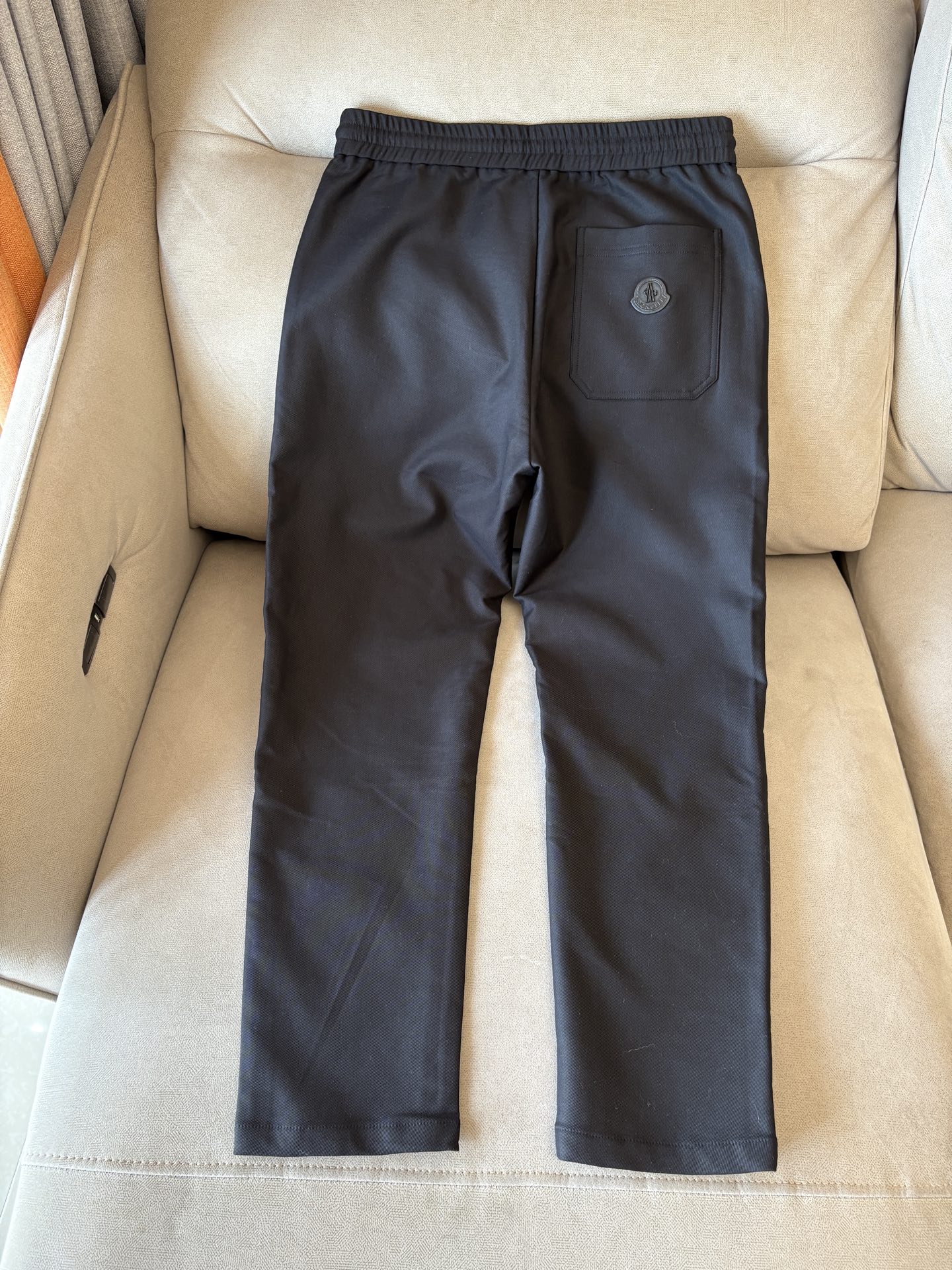 外贸易公司订单 男士休闲裤 标准的修身直筒版型 手感柔滑~却又不失挺括的钢韧质感！！贴身穿着非常的清爽、