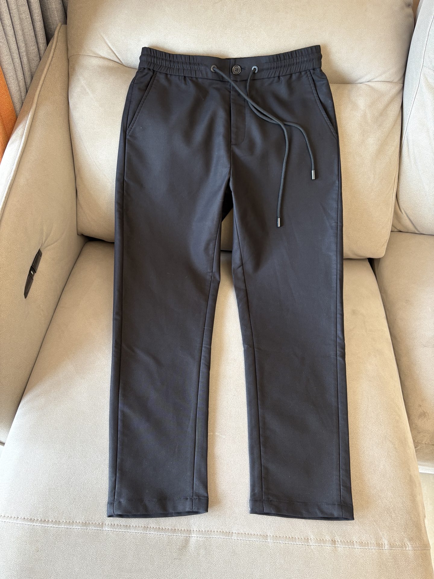 外贸易公司订单 男士休闲裤 标准的修身直筒版型 手感柔滑~却又不失挺括的钢韧质感！！贴身穿着非常的清爽、