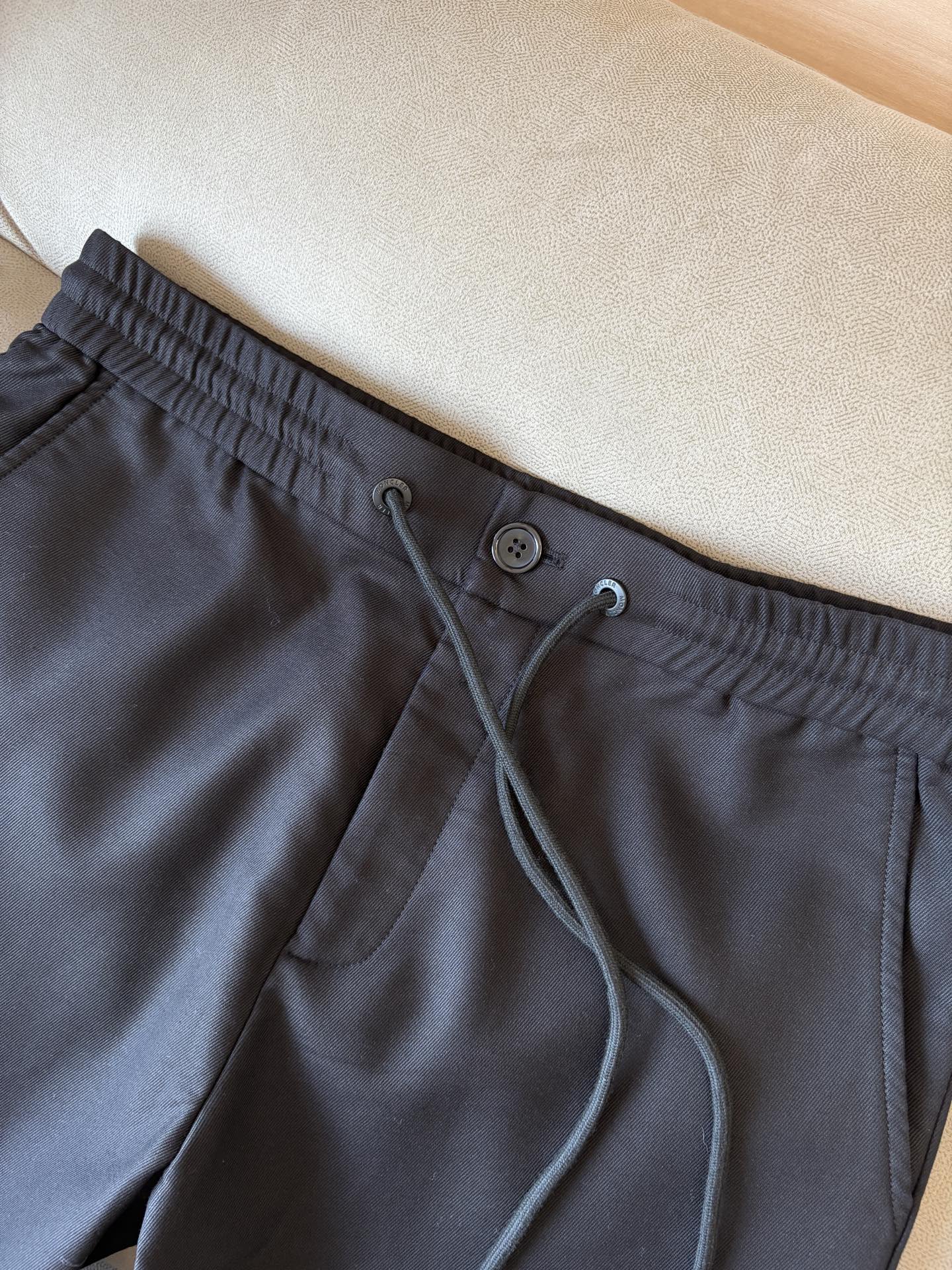 外贸易公司订单 男士休闲裤 标准的修身直筒版型 手感柔滑~却又不失挺括的钢韧质感！！贴身穿着非常的清爽、