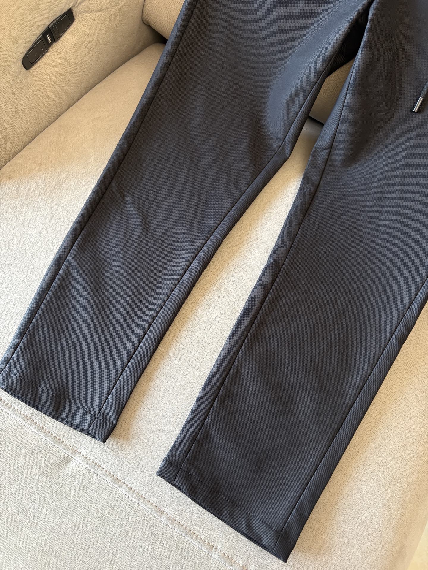 外贸易公司订单 男士休闲裤 标准的修身直筒版型 手感柔滑~却又不失挺括的钢韧质感！！贴身穿着非常的清爽、