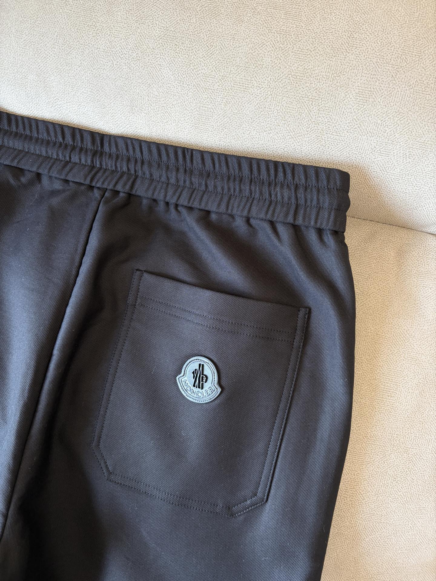 外贸易公司订单 男士休闲裤 标准的修身直筒版型 手感柔滑~却又不失挺括的钢韧质感！！贴身穿着非常的清爽、