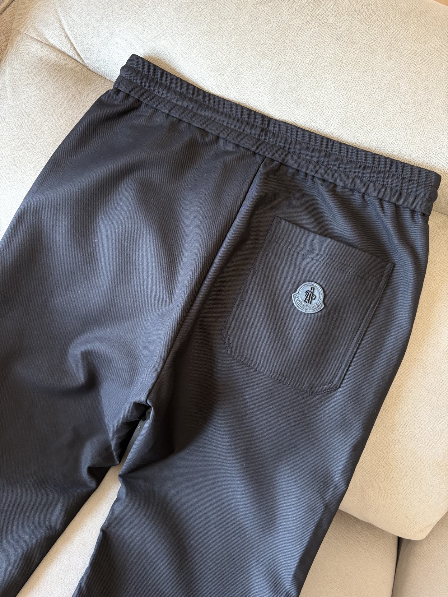 外贸易公司订单 男士休闲裤 标准的修身直筒版型 手感柔滑~却又不失挺括的钢韧质感！！贴身穿着非常的清爽、