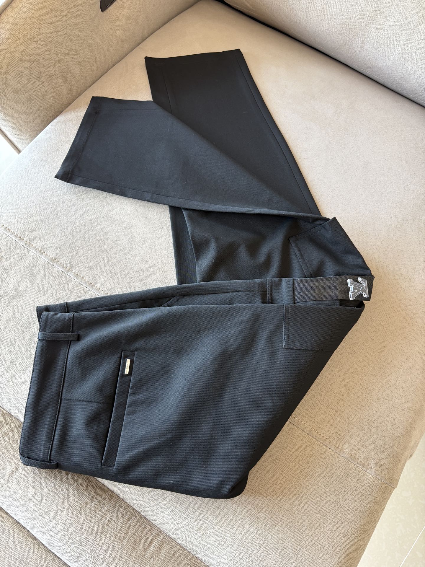 NO:531208,Foreign trade company orders men's casual pants. The standard slim straight fit style has a smooth touch~ but it has a crisp and tough texture!  !  Wearing close to the body is very refreshing and energetic. Classic color, because it is simple. Let’s talk about its workmanship, the wiring, turning, edge wrapping and jujube are neat and neat, meticulous. M-3XL,,alexander wang19860909外贸易公司订单 男士休闲裤 标准的修身直筒版型手感柔滑~却又不失挺括的钢韧质感！！贴身穿着非常的清爽、精神. 经典的颜色,因为它是简单 再说说它的做工,里里外外的走线、车工、包边和打枣都整洁利索,一丝不苟 M-3XL,,alexander wang,Men's clothing