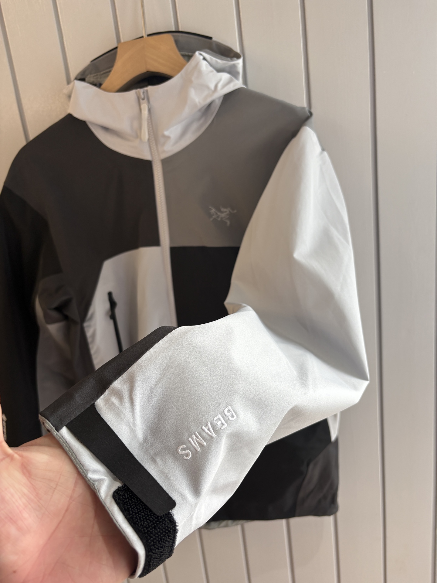 爆款 顶配 Beta SL冲锋衣是一款专为户外探险设计的高性能外套。采用GORE-TEX 面料。具备卓越