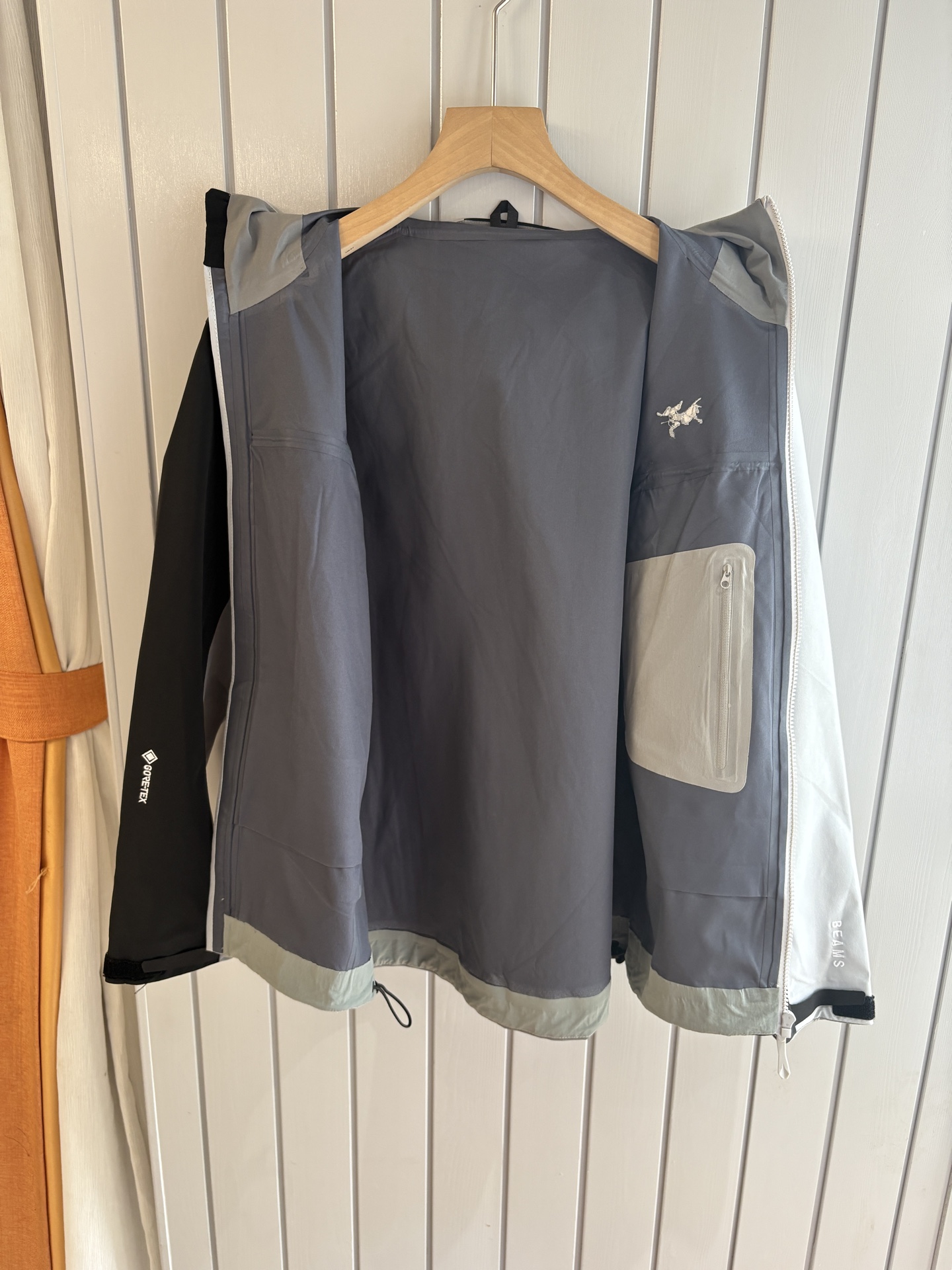 爆款 顶配 Beta SL冲锋衣是一款专为户外探险设计的高性能外套。采用GORE-TEX 面料。具备卓越