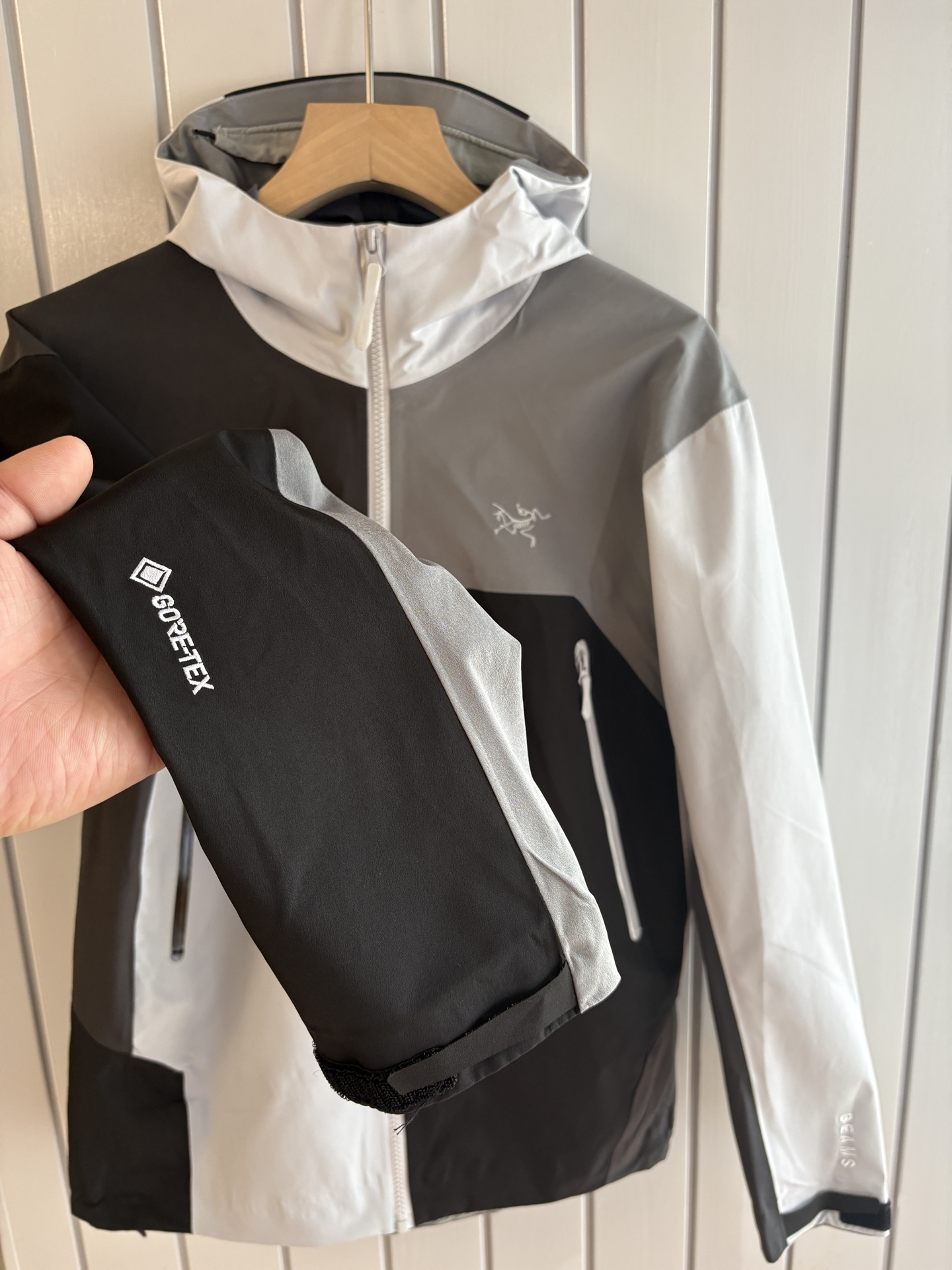 爆款 顶配 Beta SL冲锋衣是一款专为户外探险设计的高性能外套。采用GORE-TEX 面料。具备卓越