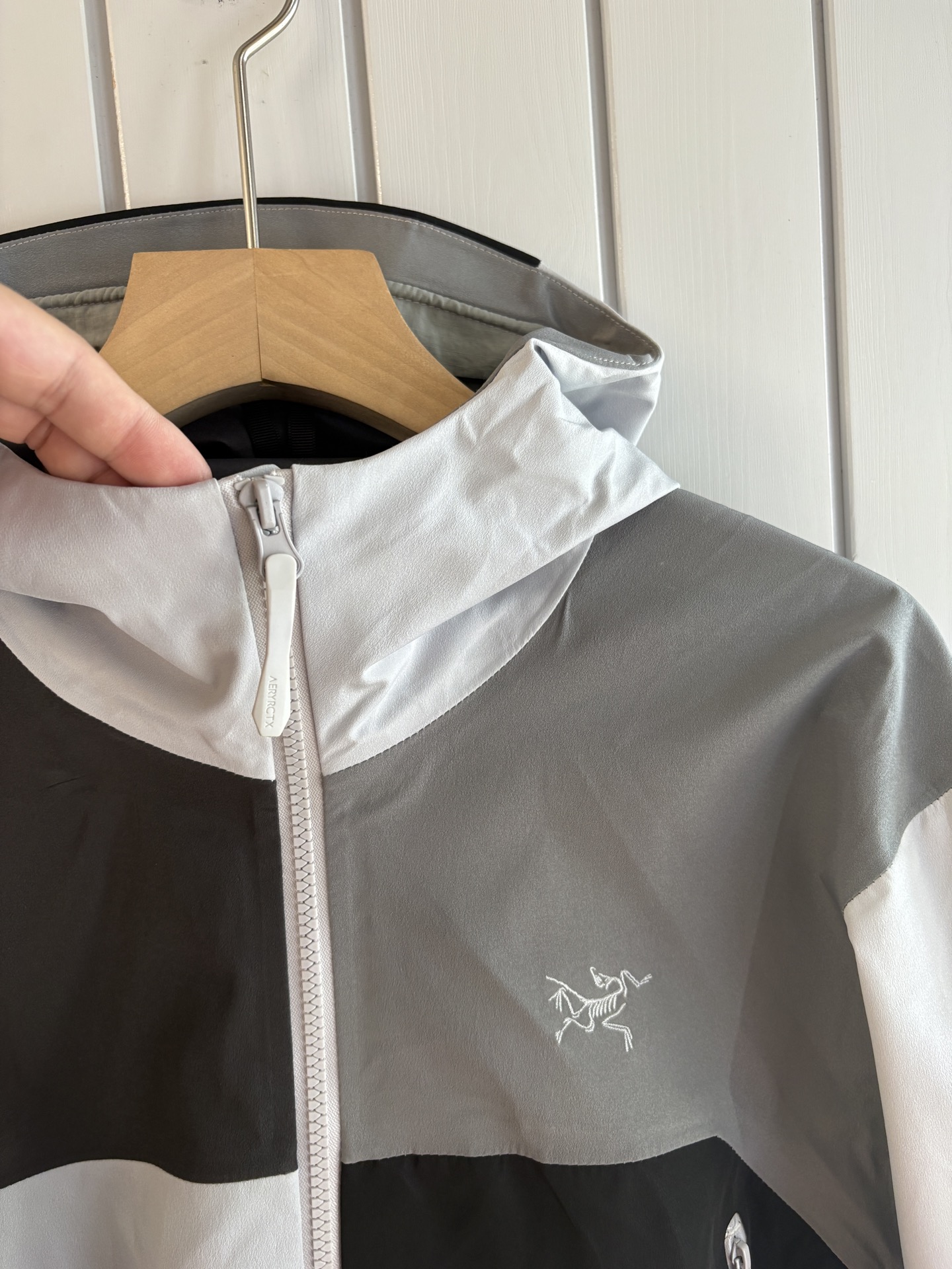 爆款 顶配 Beta SL冲锋衣是一款专为户外探险设计的高性能外套。采用GORE-TEX 面料。具备卓越