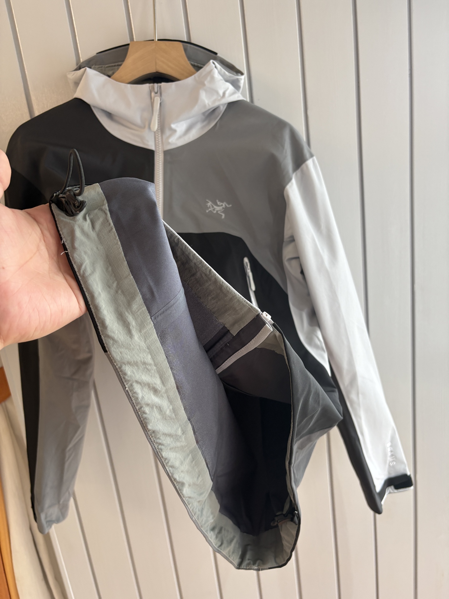 爆款 顶配 Beta SL冲锋衣是一款专为户外探险设计的高性能外套。采用GORE-TEX 面料。具备卓越