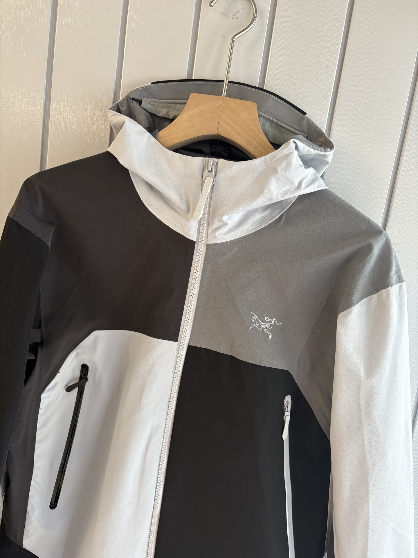 爆款 顶配 Beta SL冲锋衣是一款专为户外探险设计的高性能外套。采用GORE-TEX 面料。具备卓越