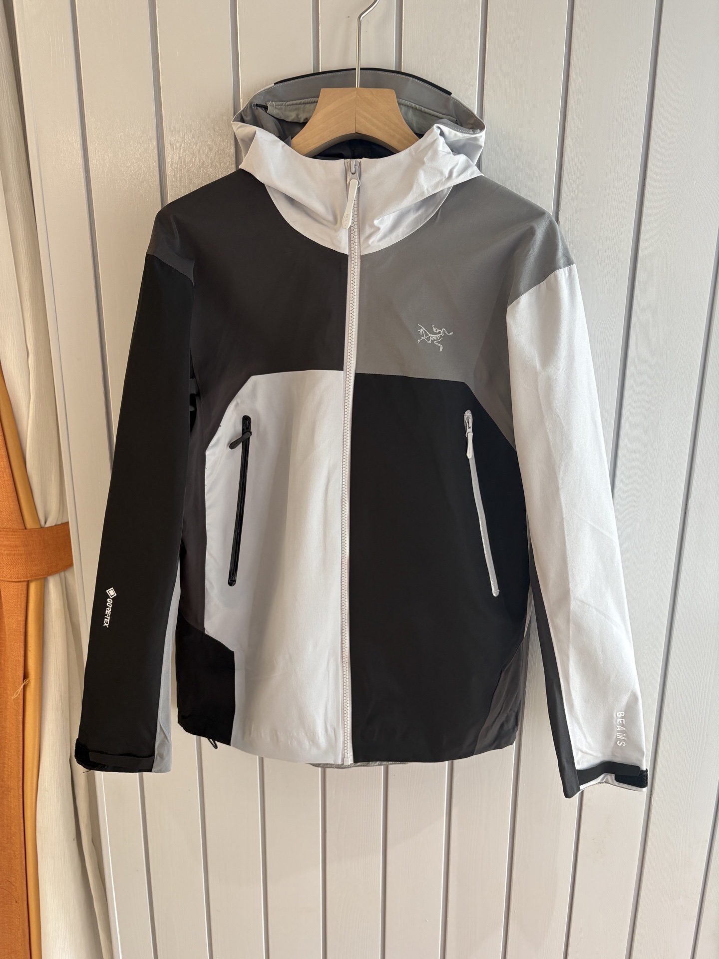 NO:481677,Top-up Beta SL jacket is a high-performance jacket designed for outdoor adventure. It is made of GORE-TEX fabric. It has excellent waterproof and breathable properties to ensure that it remains dry and comfortable in bad weather. Its high-quality design makes it easy to carry and is ideal for long-term hiking and traveling. The new Beta SL color is not only fashionable and eye-catching, but also increases visibility during outdoor activities and improves safety. The unique StormHood hood design provides comprehensive head protection without affecting the field of view. The underarm zipper design enhances breathability and prevents overheating. Whether it is mountaineering, hiking or daily commuting, the Archaeoptera Beta SL Sequoia jacket is an indispensable choice for you. Size M-XXXL, arc'teryx, jackets & coats,hats,alexander wang19860909爆款 顶配 Beta SL冲锋衣是一款专为户外探险设计的高性能外套. 采用GORE-TEX 面料. 具备卓越的防水透气性能,确保在恶劣天气下依然保持干爽舒适. 其高质量设计使其便于携带,非常适合长时间的徒步和旅行. Beta SL新色不仅时尚亮眼,还增加了户外活动中的可见性,提升安全性.独特的 StormHood帽兜设计,提供全面的头部保护,同时不影响视野. 腋下拉链设计增强了透气性,防止过热.无论是登山、徒步还是日常通勤,始祖鸟Beta SL红杉色冲锋衣都是您不可或缺的理想选择. 尺码M-XXXL,arc'teryx,jackets & coats,hats,alexander wang,Men's clothing