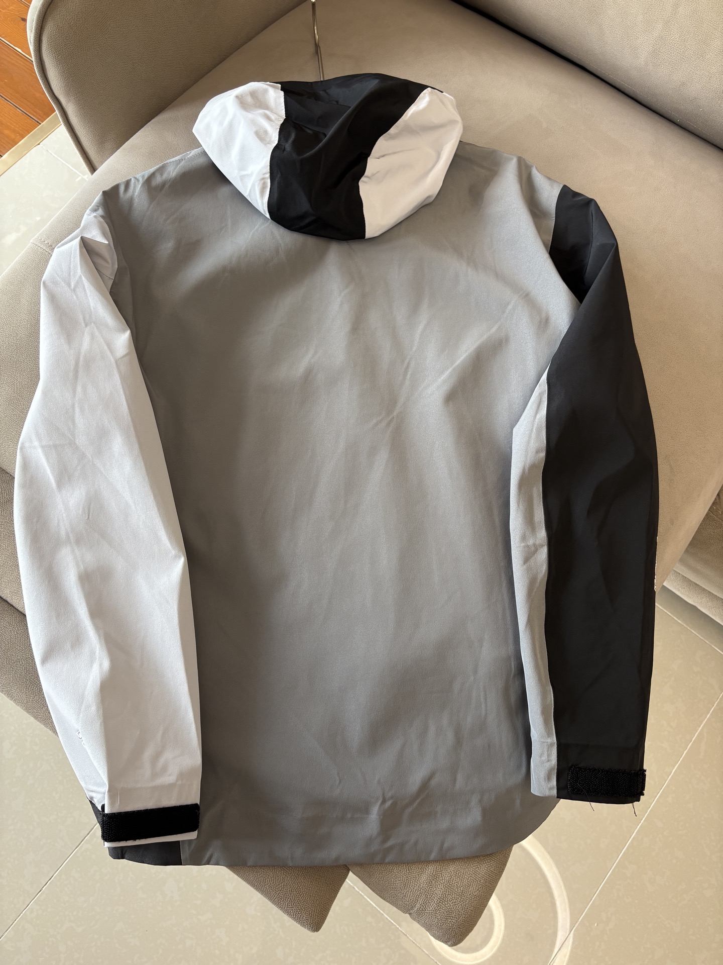 爆款 顶配 Beta SL冲锋衣是一款专为户外探险设计的高性能外套。采用GORE-TEX 面料。具备卓越