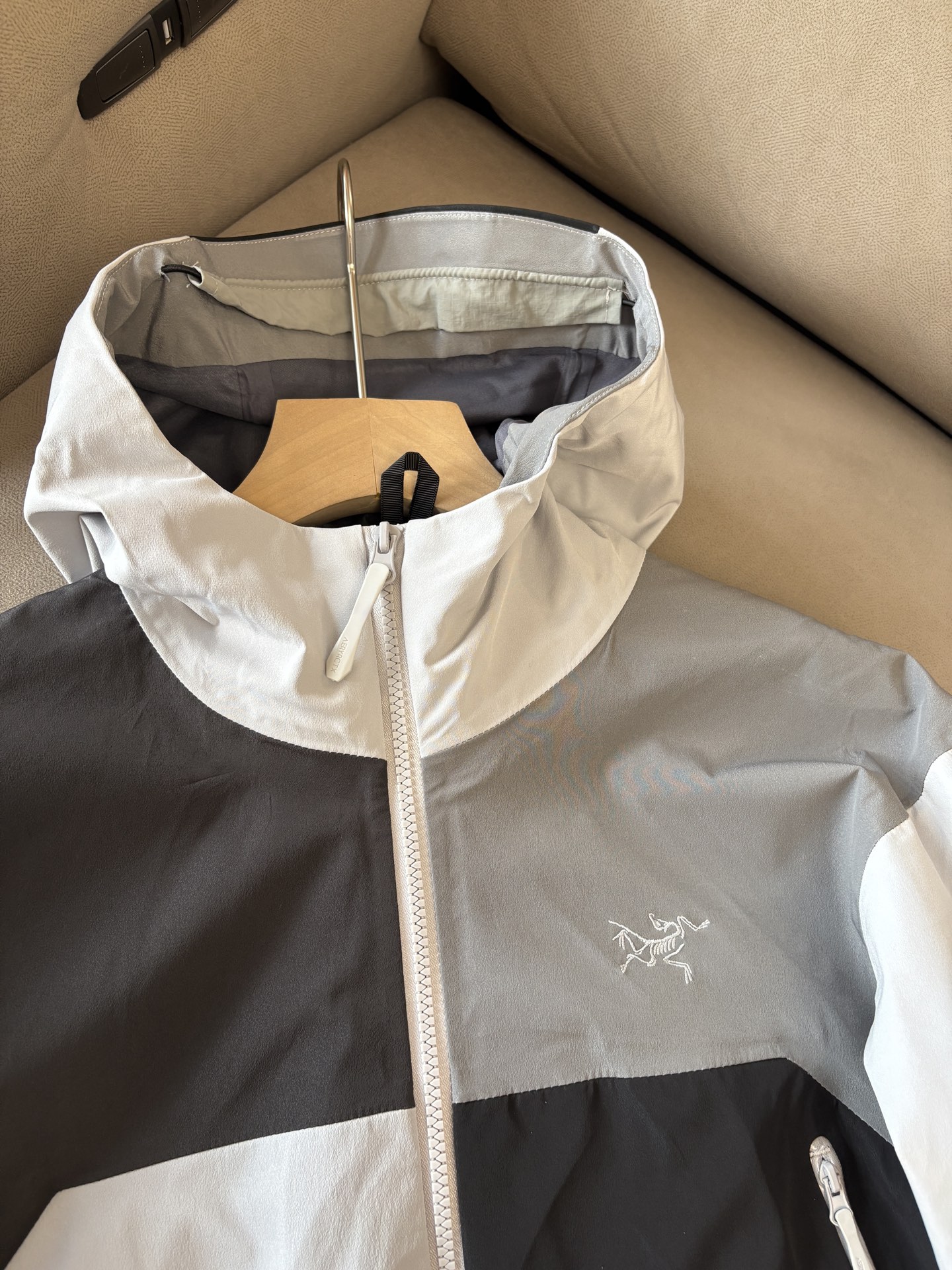 爆款 顶配 Beta SL冲锋衣是一款专为户外探险设计的高性能外套。采用GORE-TEX 面料。具备卓越