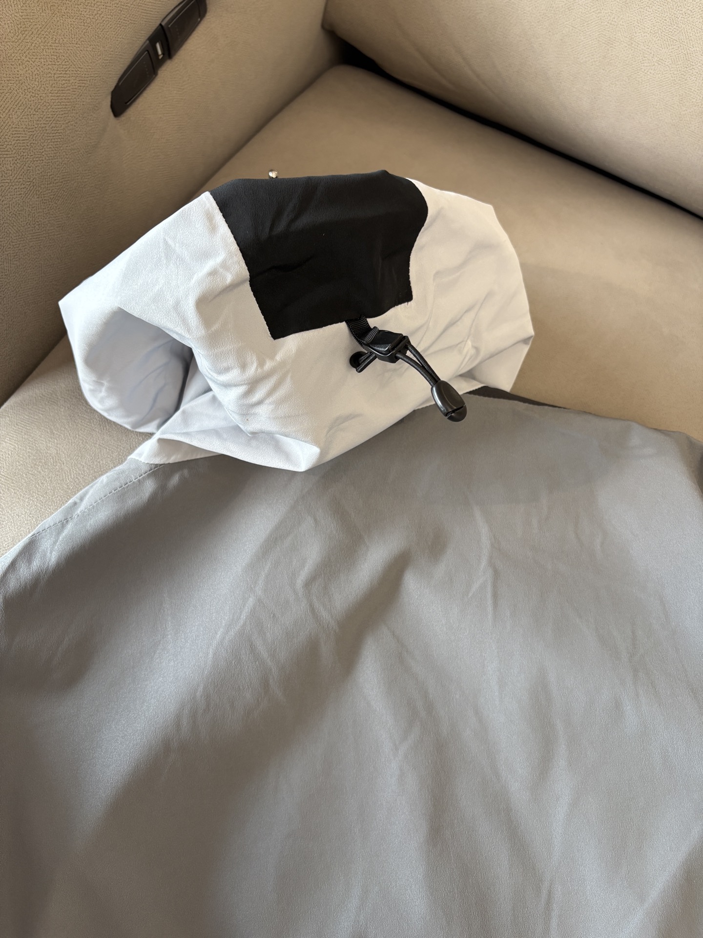 爆款 顶配 Beta SL冲锋衣是一款专为户外探险设计的高性能外套。采用GORE-TEX 面料。具备卓越