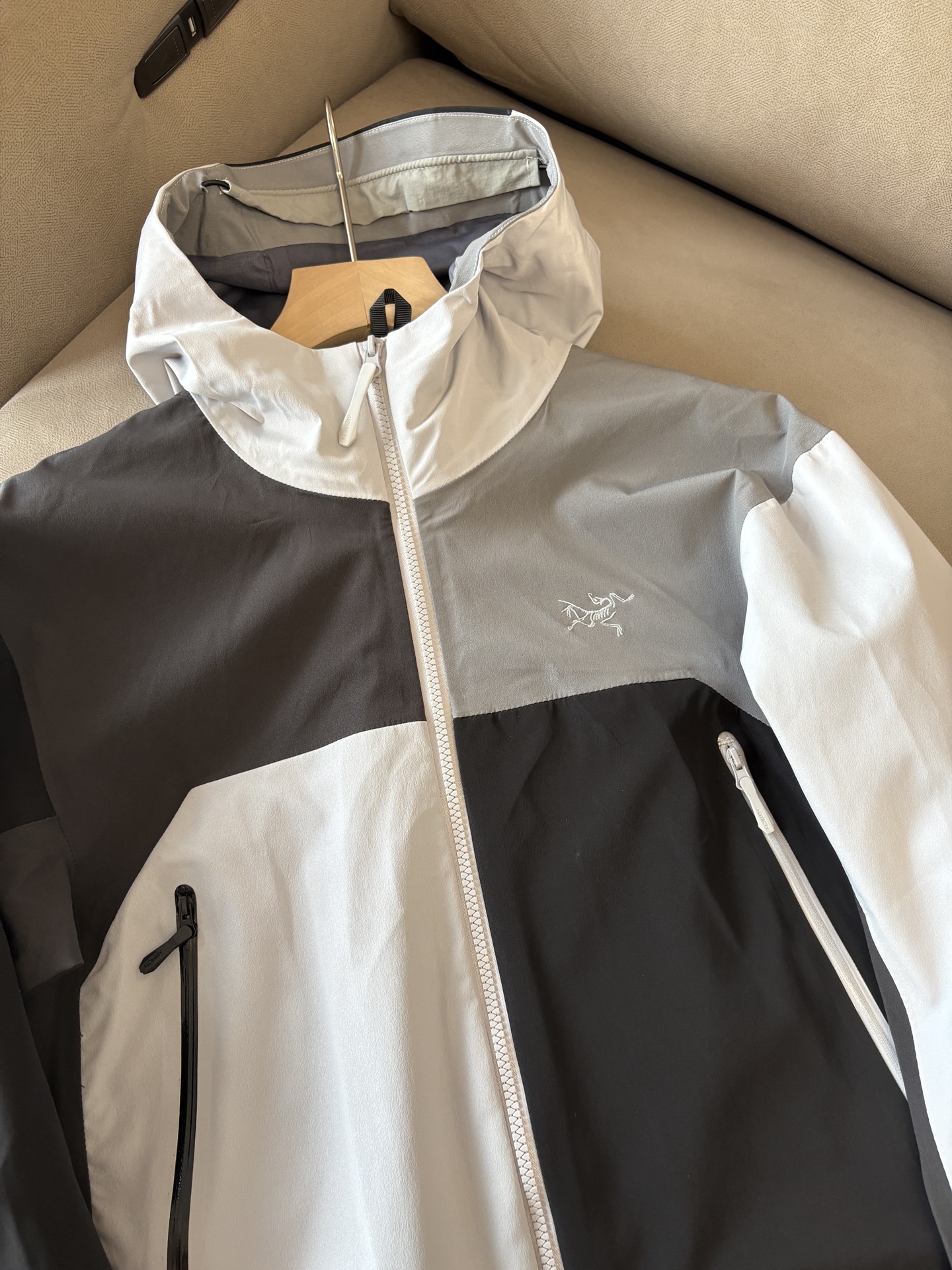 爆款 顶配 Beta SL冲锋衣是一款专为户外探险设计的高性能外套。采用GORE-TEX 面料。具备卓越