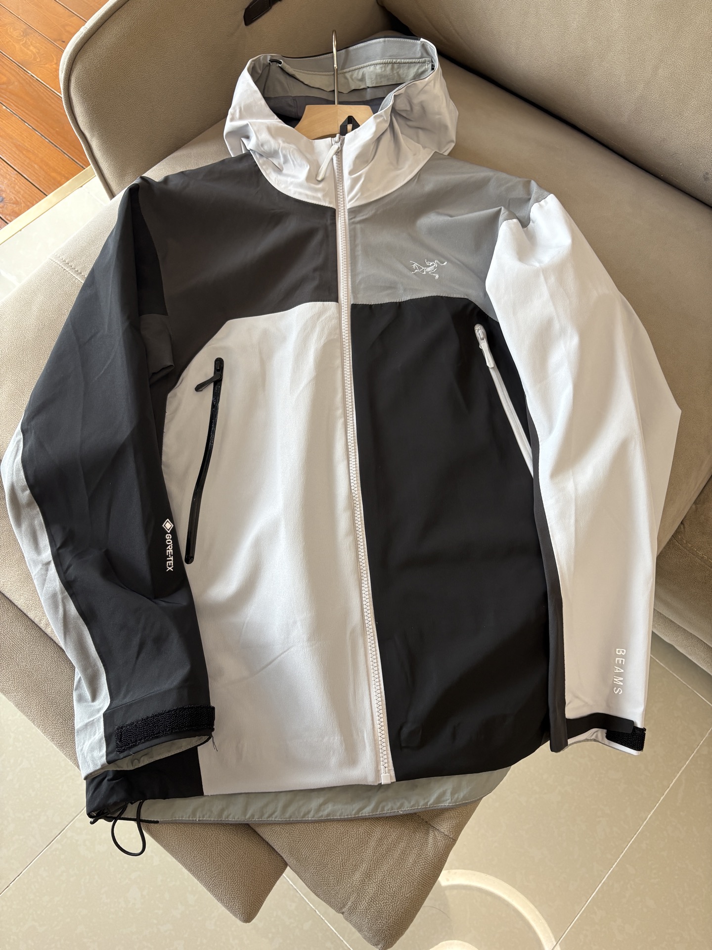 NO:512648,Top-up Beta SL jacket is a high-performance jacket designed for outdoor adventure. It is made of GORE-TEX fabric. It has excellent waterproof and breathable properties to ensure that it remains dry and comfortable in bad weather. Its high-quality design makes it easy to carry and is ideal for long-term hiking and traveling. The new Beta SL color is not only fashionable and eye-catching, but also increases visibility during outdoor activities and improves safety. The unique StormHood hood design provides comprehensive head protection without affecting the field of view. The underarm zipper design enhances breathability and prevents overheating. Whether it is mountaineering, hiking or daily commuting, the Archaeoptera Beta SL Sequoia jacket is an indispensable choice for you. Size M-XXXL, arc'teryx, jackets & coats,hats,alexander wang19860909爆款 顶配 Beta SL冲锋衣是一款专为户外探险设计的高性能外套. 采用GORE-TEX 面料. 具备卓越的防水透气性能,确保在恶劣天气下依然保持干爽舒适. 其高质量设计使其便于携带,非常适合长时间的徒步和旅行. Beta SL新色不仅时尚亮眼,还增加了户外活动中的可见性,提升安全性.独特的 StormHood帽兜设计,提供全面的头部保护,同时不影响视野. 腋下拉链设计增强了透气性,防止过热.无论是登山、徒步还是日常通勤,始祖鸟Beta SL红杉色冲锋衣都是您不可或缺的理想选择. 尺码M-XXXL,arc'teryx,jackets & coats,hats,alexander wang,Men's clothing