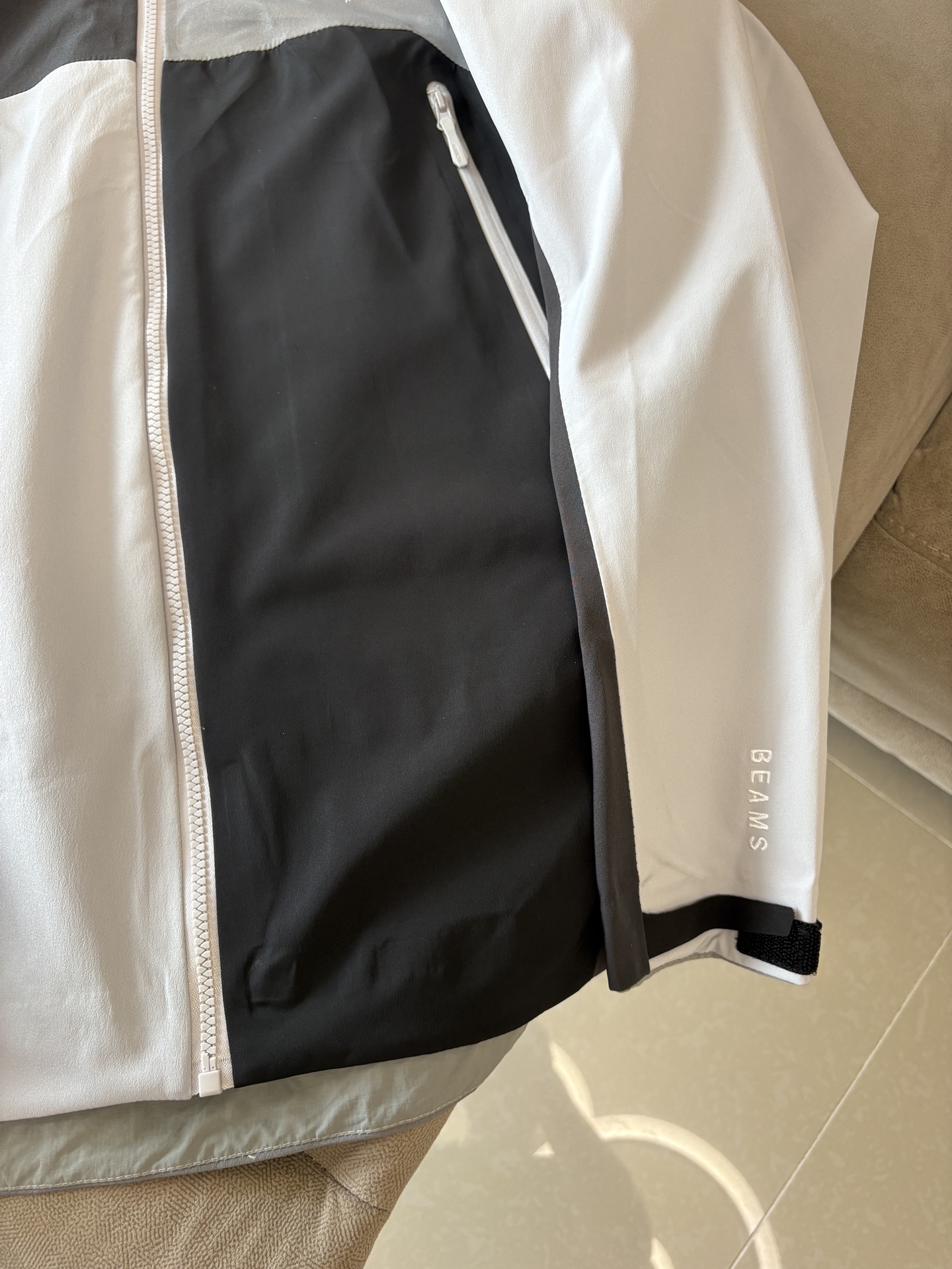 爆款 顶配 Beta SL冲锋衣是一款专为户外探险设计的高性能外套。采用GORE-TEX 面料。具备卓越