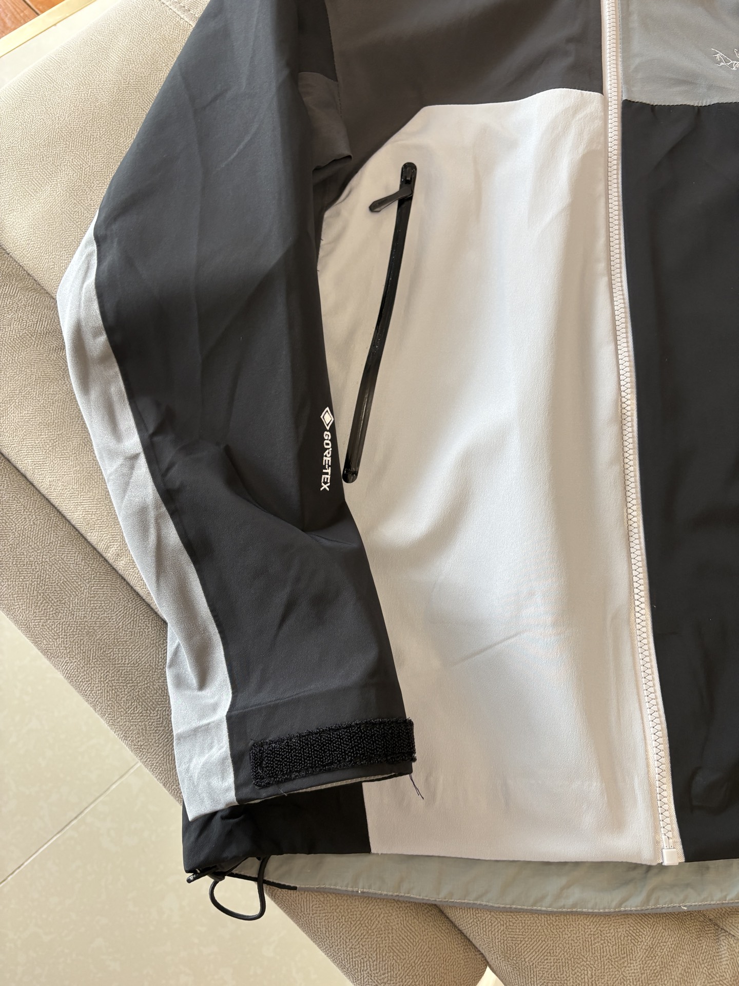 爆款 顶配 Beta SL冲锋衣是一款专为户外探险设计的高性能外套。采用GORE-TEX 面料。具备卓越