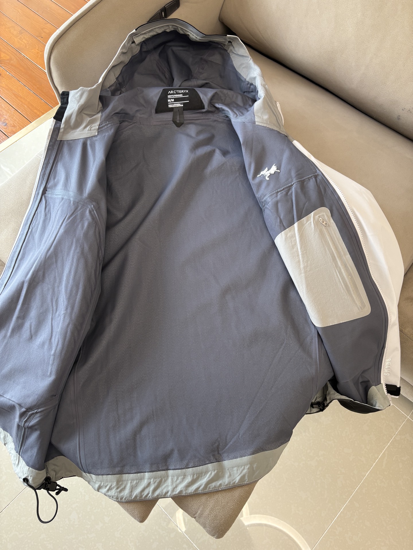 爆款 顶配 Beta SL冲锋衣是一款专为户外探险设计的高性能外套。采用GORE-TEX 面料。具备卓越