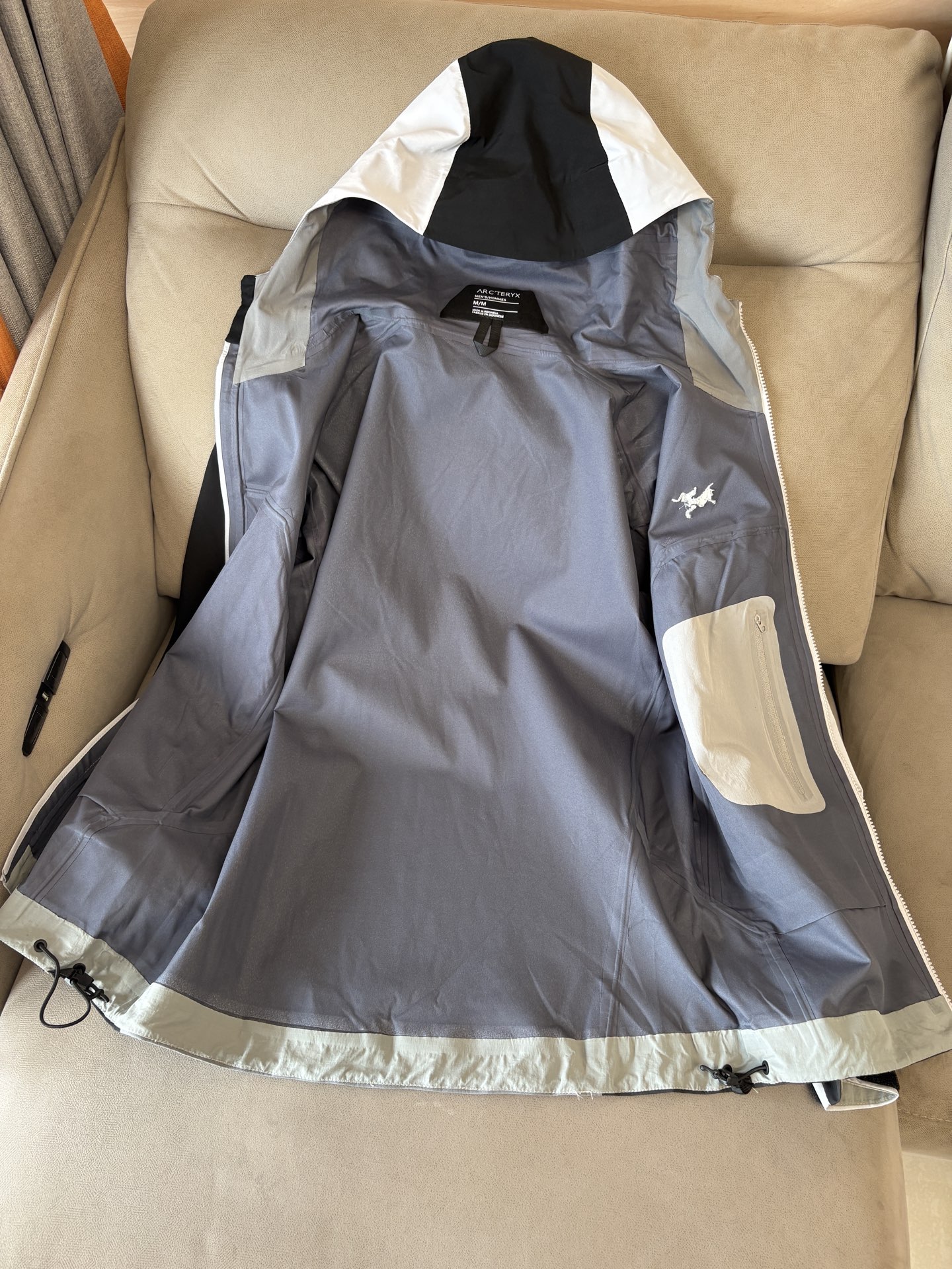 爆款 顶配 Beta SL冲锋衣是一款专为户外探险设计的高性能外套。采用GORE-TEX 面料。具备卓越