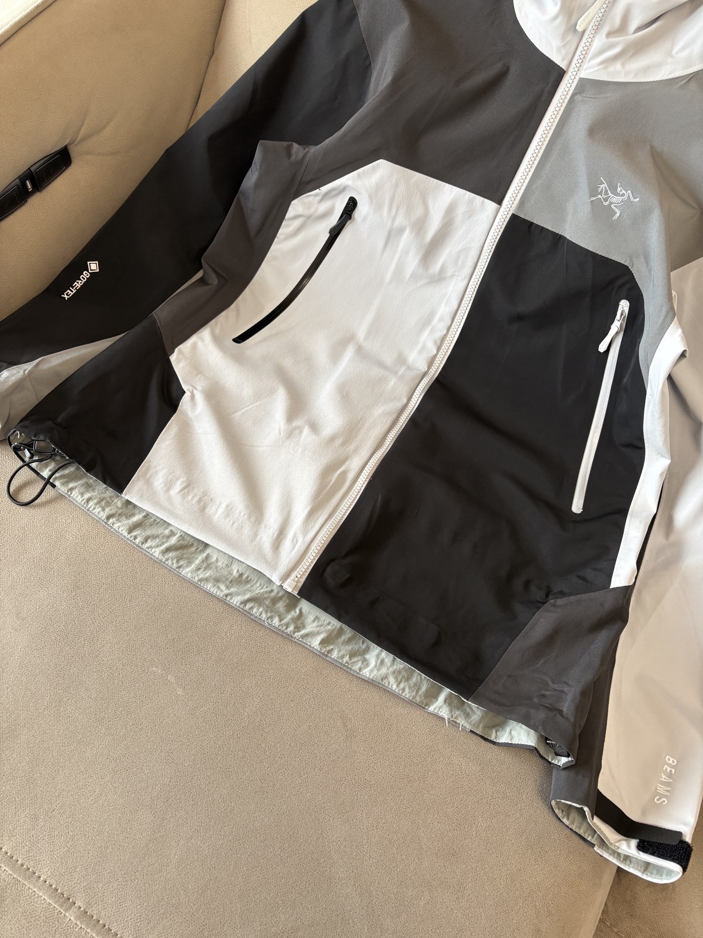 爆款 顶配 Beta SL冲锋衣是一款专为户外探险设计的高性能外套。采用GORE-TEX 面料。具备卓越