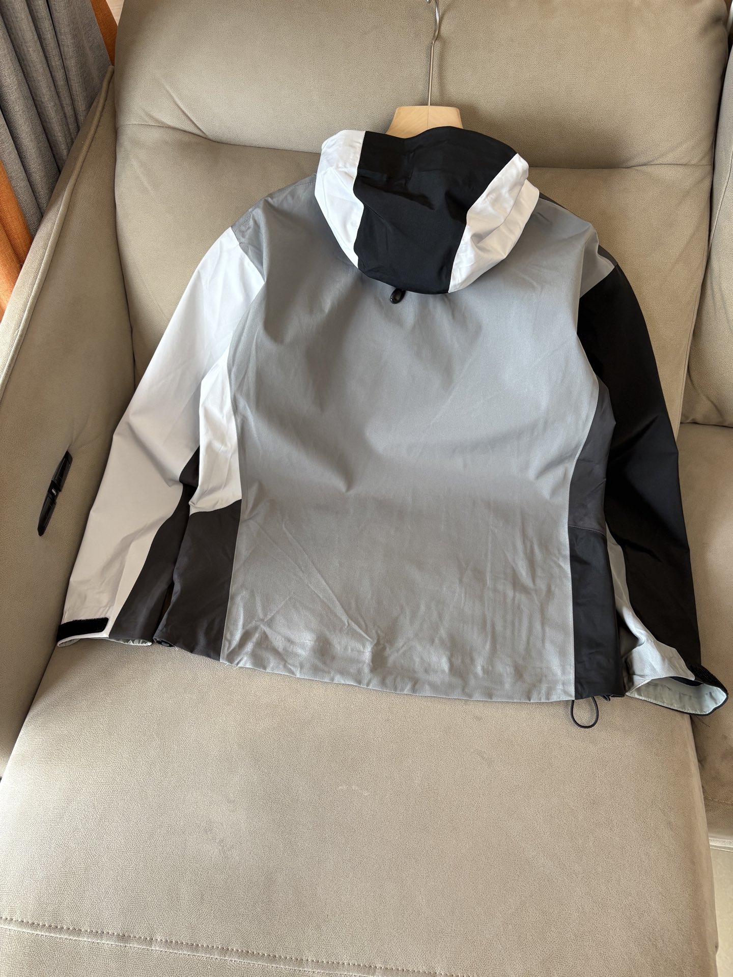 爆款 顶配 Beta SL冲锋衣是一款专为户外探险设计的高性能外套。采用GORE-TEX 面料。具备卓越