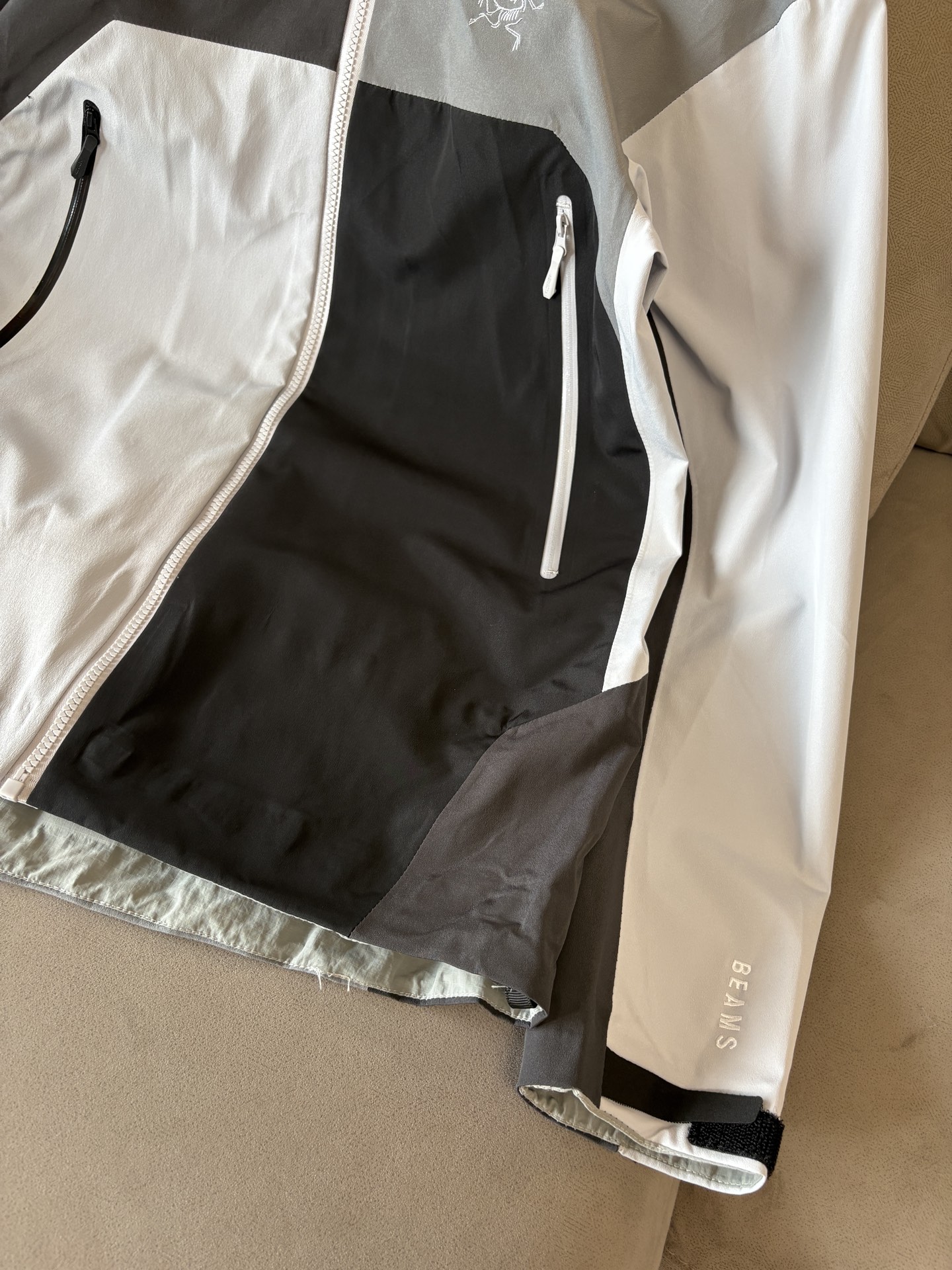 爆款 顶配 Beta SL冲锋衣是一款专为户外探险设计的高性能外套。采用GORE-TEX 面料。具备卓越